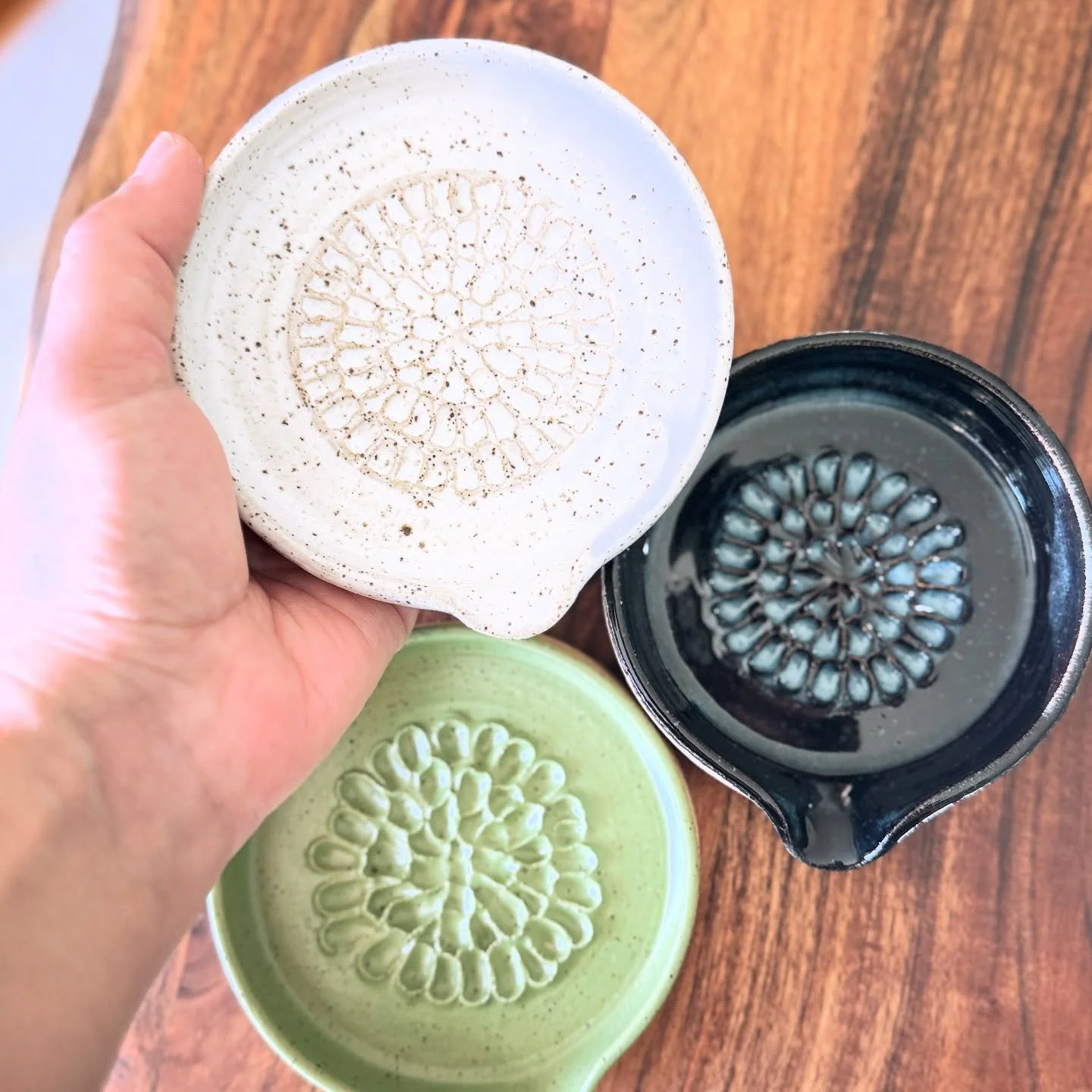 New garlic grater dish!! 🧄Just grate some garlic, drizzle olive oil, sprinkle oregano, and voil&agrave;! 
Pair with toasted bread 🥖 Each dish has a little spout so you can pour this magic right onto your salad.🥗 

Find them this weekend at @market