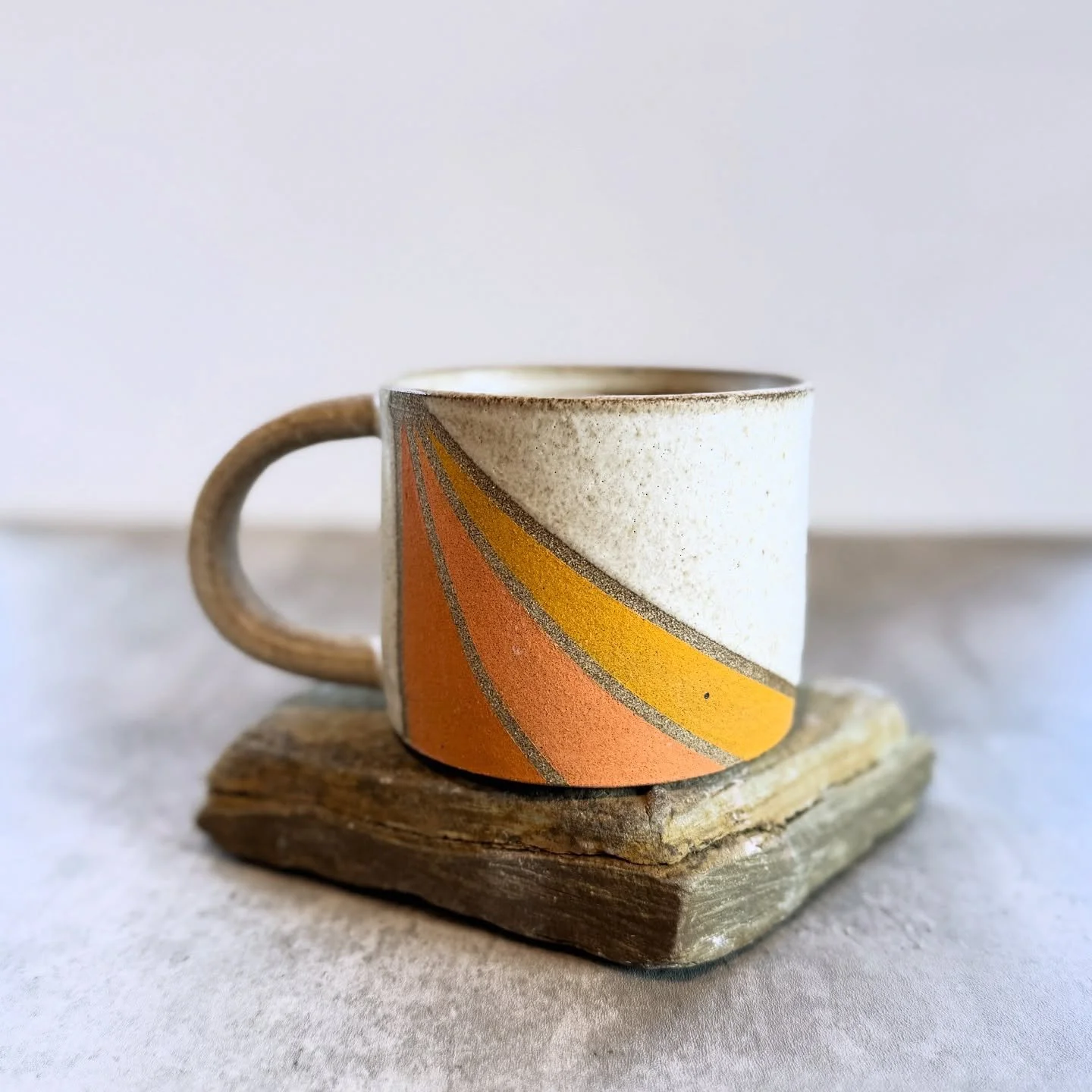 Cozy, retro and a little rustic ✨The perfect mug for slow mornings. ☕💛