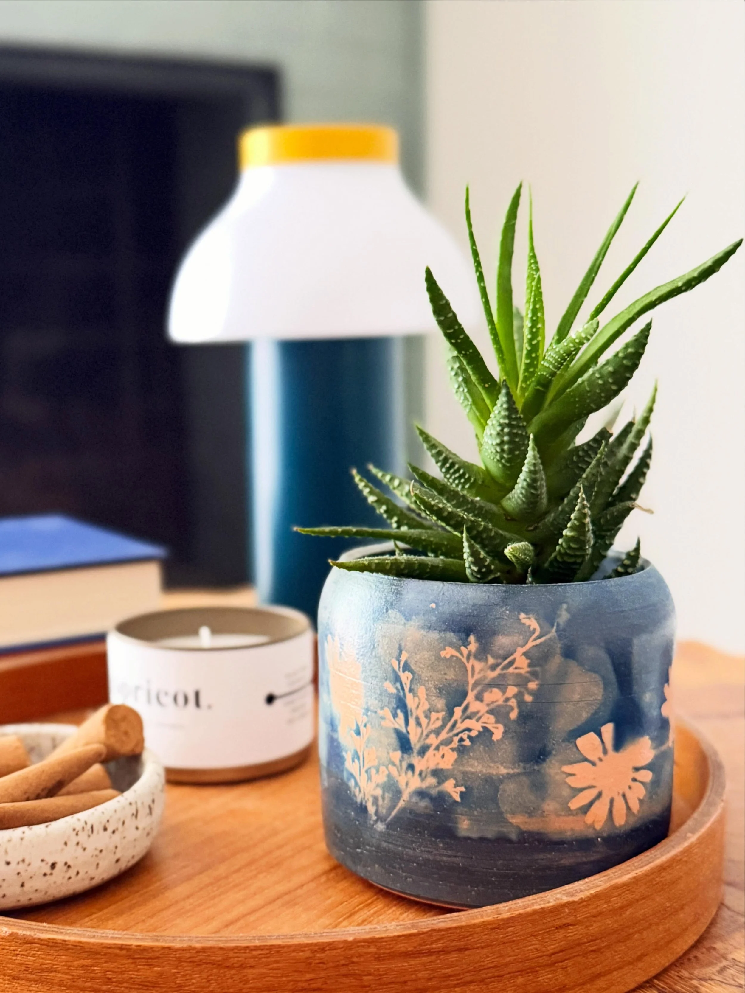 Want a little science + a little art + a whole lot of blue? 💙

Come play with me and learn the magic of cyanotype on ceramics at @theemptycorner , the perfect place to get creative together! ✨

I&rsquo;d love to see you there! 💙
Link in bio to save