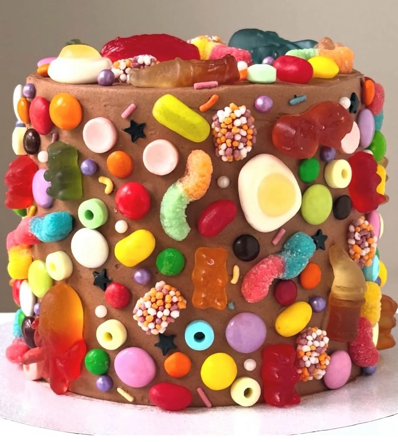 AS vibrant and full of life as this cake&hellip;.
THAT is how we believe your home should feel &mdash; beautifully organised, full of your identity and bursting with personality.
ARE you time poor and overwhelmed and looking for a lift and change!!!
