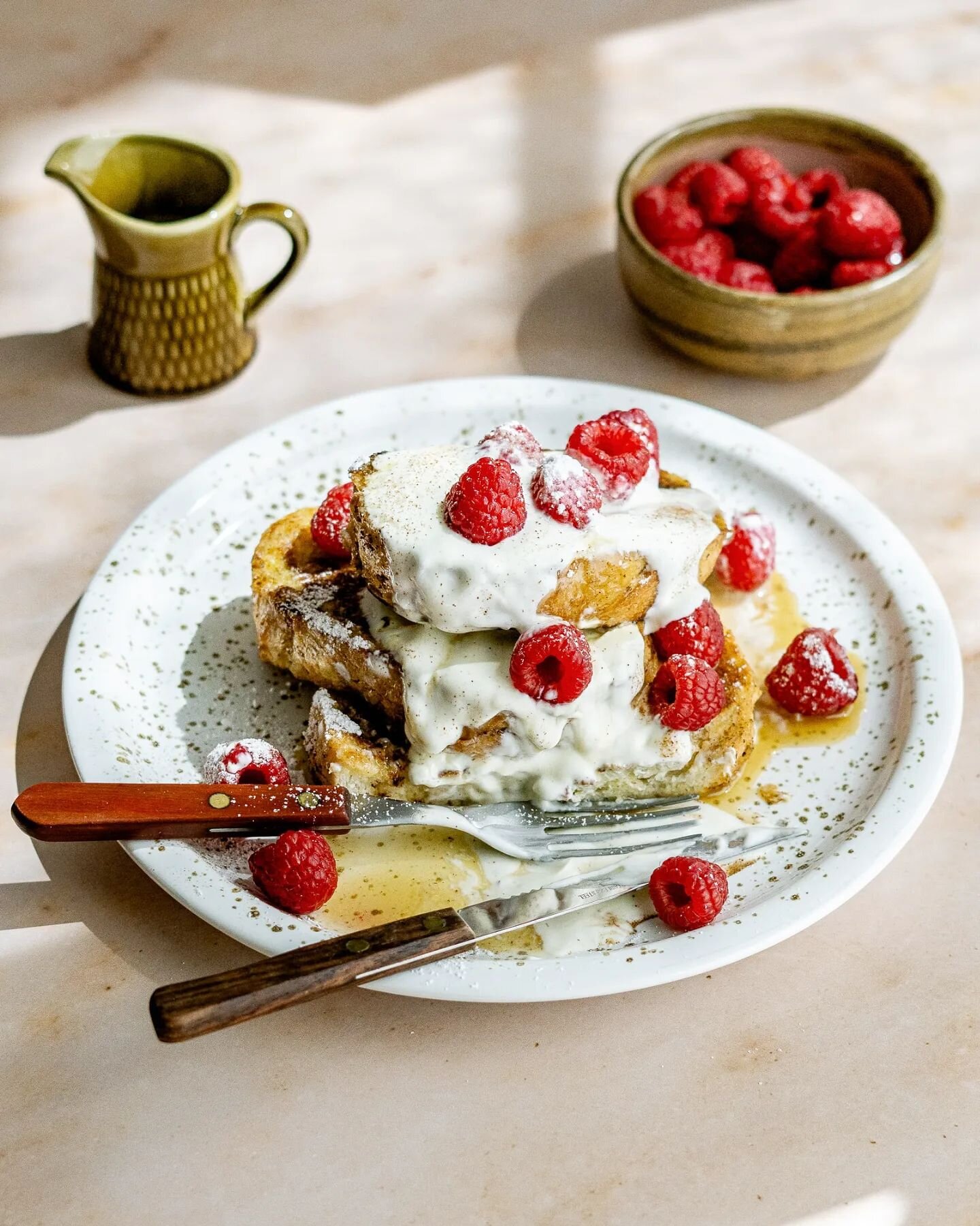 ❤️ Tr&auml;ume gerade von einem French Toast. Genau so eins, wie dieses hier. Ein richtig chaotischer Haufen mit ordentlich Quark und Fr&uuml;chten. Ja, das darf man auch abends essen.

Aber anstatt mir French Toast zu machen, mach ich mich jetzt auf