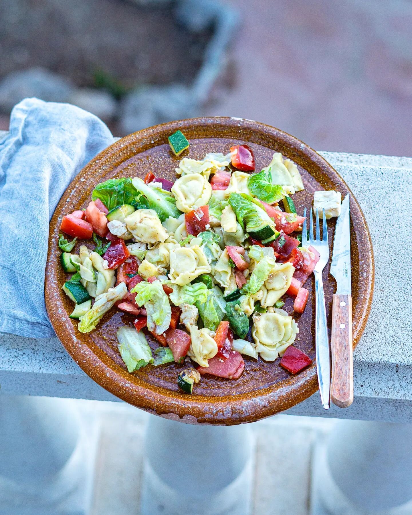 💛 Tortellini mit Blattsalat, Tomaten, gebratener Zucchini, Paprika und Feta in Essig und &Ouml;l. Und obendrauf ger&ouml;stete Pinienkerne! Simpel und so gut &ndash; perfekt an den hier gerade sehr sonnigen Sommertagen.