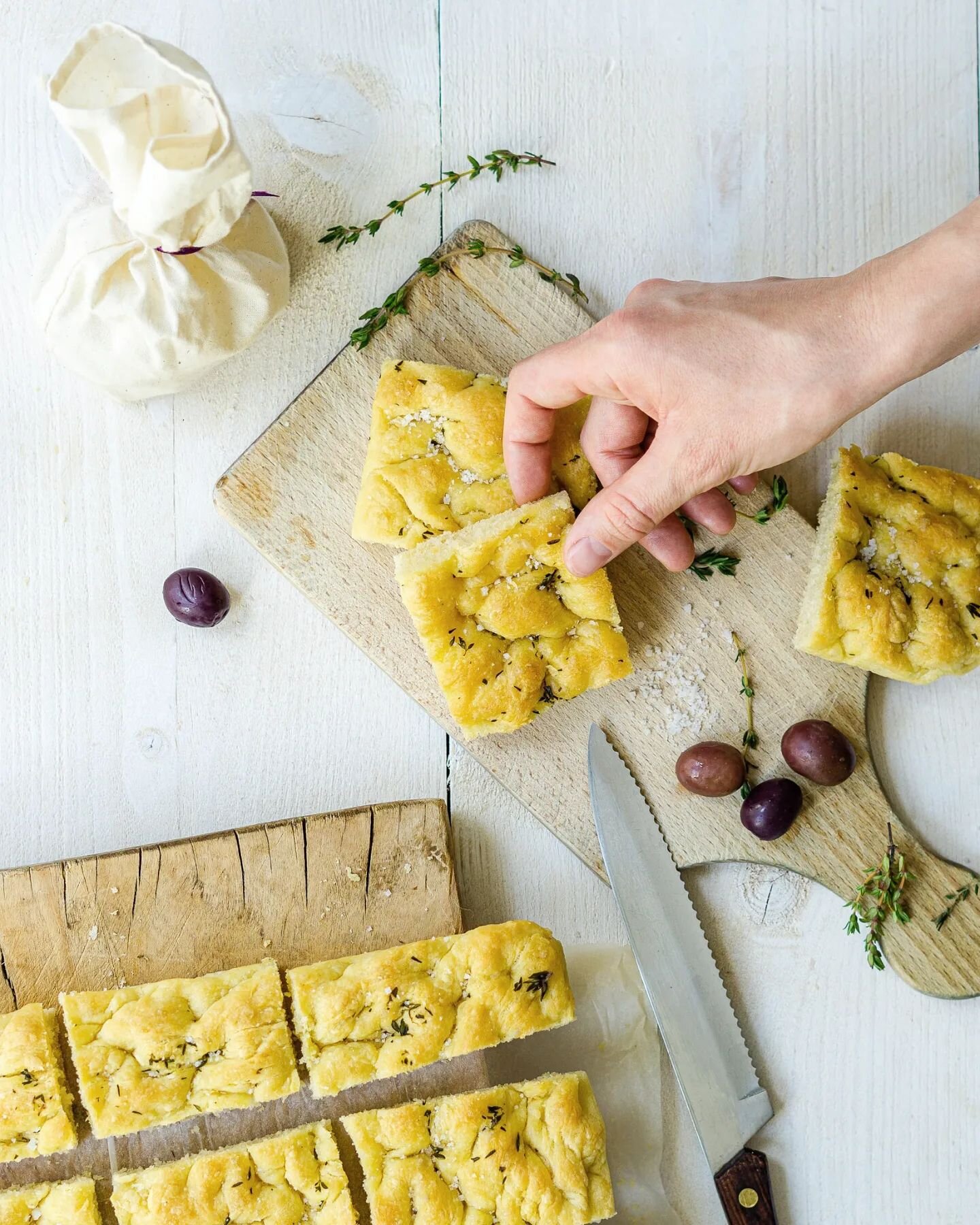 🤤 Back doch endlich mal wieder Focaccia! Macht Spass, schmeckt gut, schadet nie. Das Rezept dazu findest du auf meinem Blog unter www.vonbiss.com 💛 Ausserdem muss die Grill-Saison doch ausgekostet werden, so lange es noch geht und was gibt's da sch