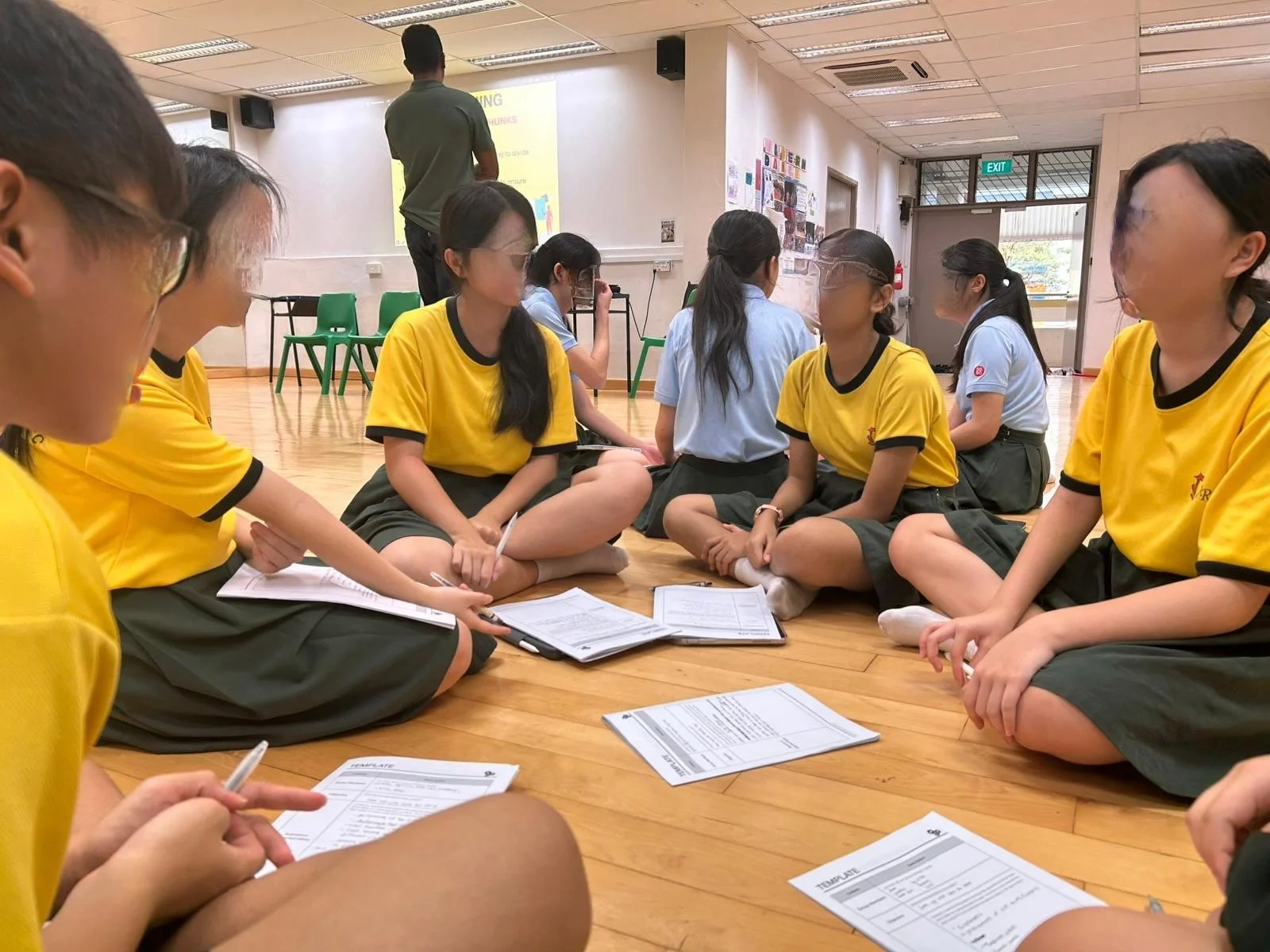 Close-up group discussion: one student explaining to engaged peers.