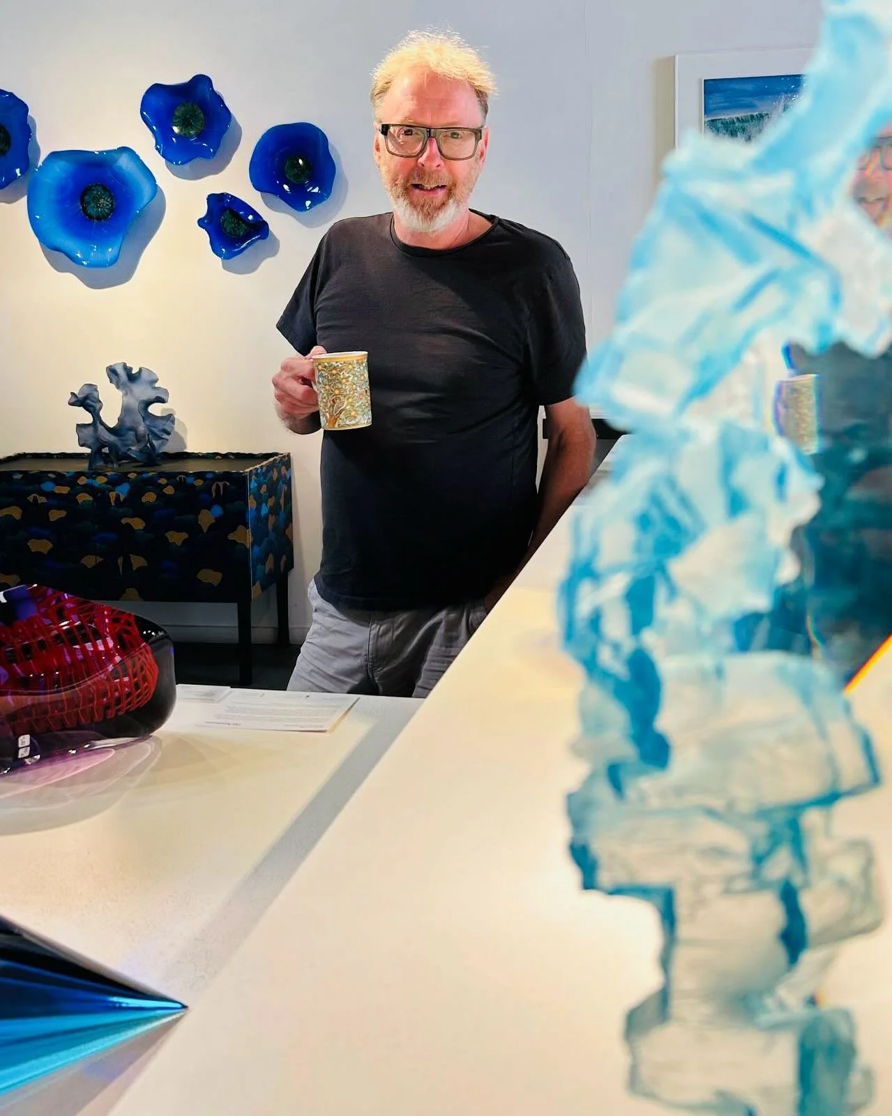 Here I am enjoying a very welcome cup of tea - thank you Isabel - when delivering a couple of commissions to @londonglassblowing. 
Or Shangri-La as I call it. 
Swipe to see some beautiful pieces by my favourite UK glass artists Peter Layton, Bruno Ro