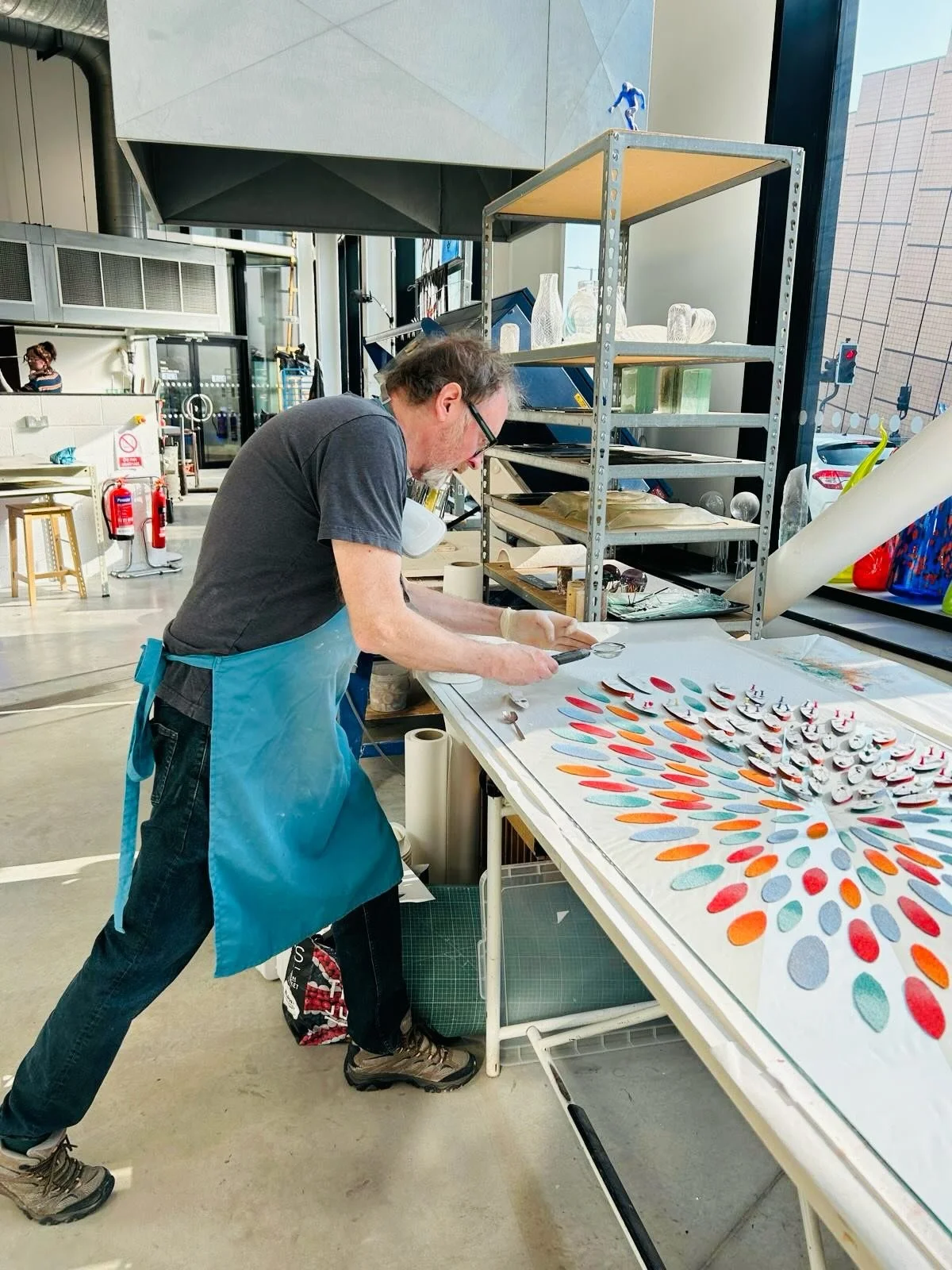As I no longer have my larger kiln I&rsquo;ve recently hired the use of one of the big flatbeds at @artsuniplym and what a great place it is to work. Brilliant to be surrounded by so many enthusiastic glass students!

This was a splashback that took 
