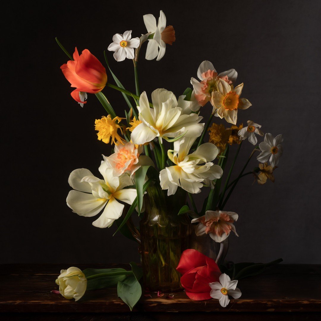 Anyone else having a hard time wrapping your head around the fact that it is April 22nd? Am I looking at the right calender? Either way, Happy Monday. #springblooms #tulips #floraldesign #sonyalpha #daffodils #growflowers #flowerpower #godoxlighting