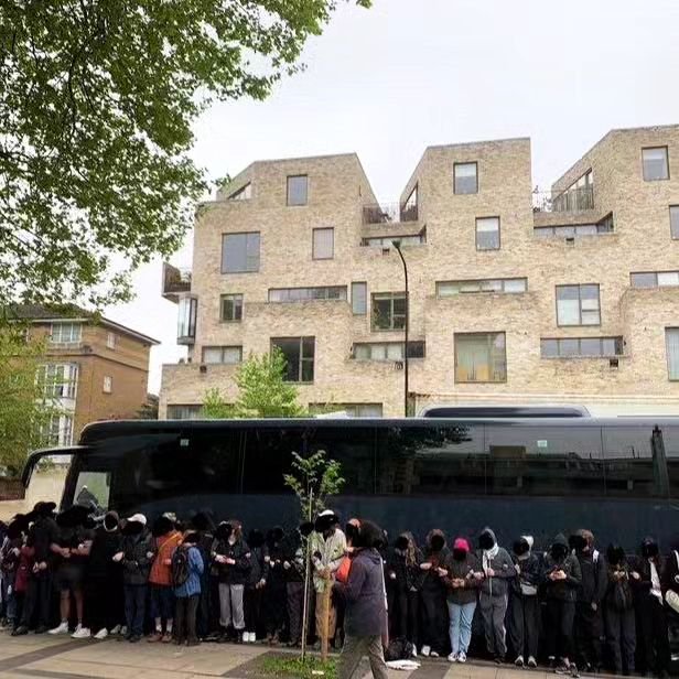 LOTS OF PEOPLE BLOCKING IMMIGRATION COACH AT BEST WESTERN HOTEL IN PECKHAM.

SINCE PASSING THE RWANDA BILL, THE GOVERNMENT HAS LAUNCHED AN EVEN MORE AGGRESSIVE CAMPAIGN AGAINST THOSE SEEKING ASYLUM IN THE UK. HOTELS HAVE BEEN RAIDED TO TAKE PEOPLE TO