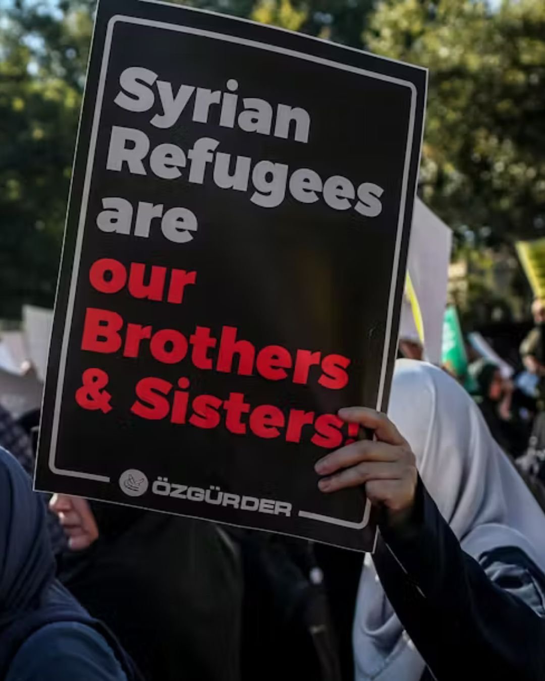 ‼️ 7000 still in limbo ‼️

Since the removal of the Asad regime on 8th December, our government has stopped processing Syrian asylum claims, despite Syria remaining a deeply unsafe conflict zone, and thousands of Syrians already having risked their l