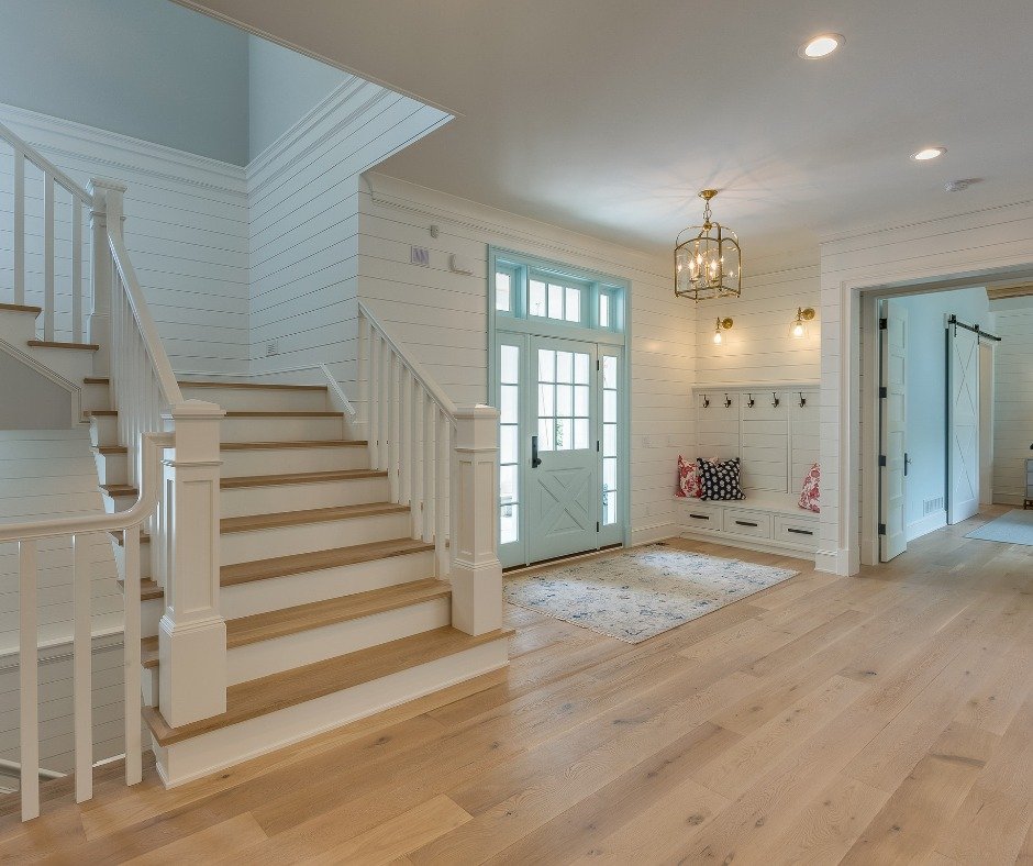 Don't you just love this entryway? This thoughtful home design has an admirable farmhouse feel🏡 The built-ins are not only practical but beautifully made. The wall paneling adds a perfect tone for this type of home. This style is making a comeback! 