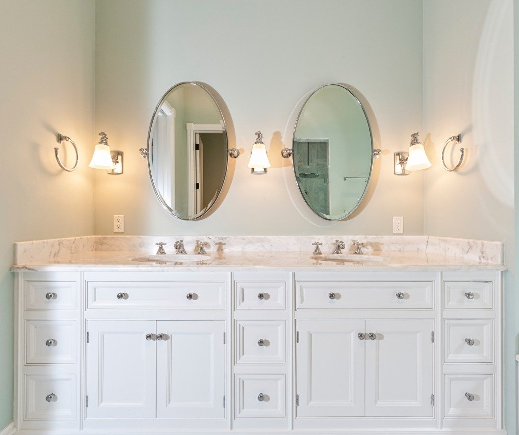 A Vanity like this serves as a centerpiece for your master bath😌 Opting for a contemporary design style is a perfect fit for many homes!🛁 Maintaining a clean and organized appearance in your bathroom is refreshing, the generous storage capacity of 