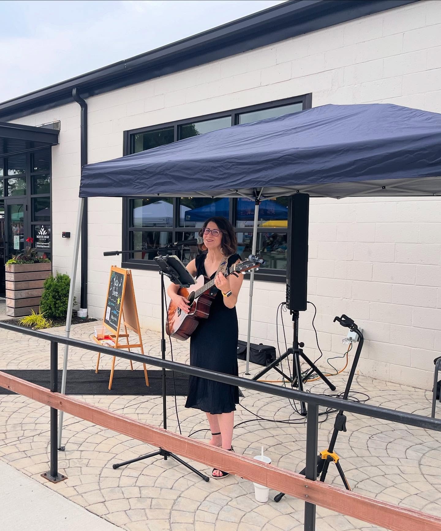 🎶🌾🪴🍓Fun time singing this morning  @uptownwestervilleinc Farmers Market! 

➡️ Catch me on Sat. 6/14 @carsonies in UA, 7-9pm on the patio!
