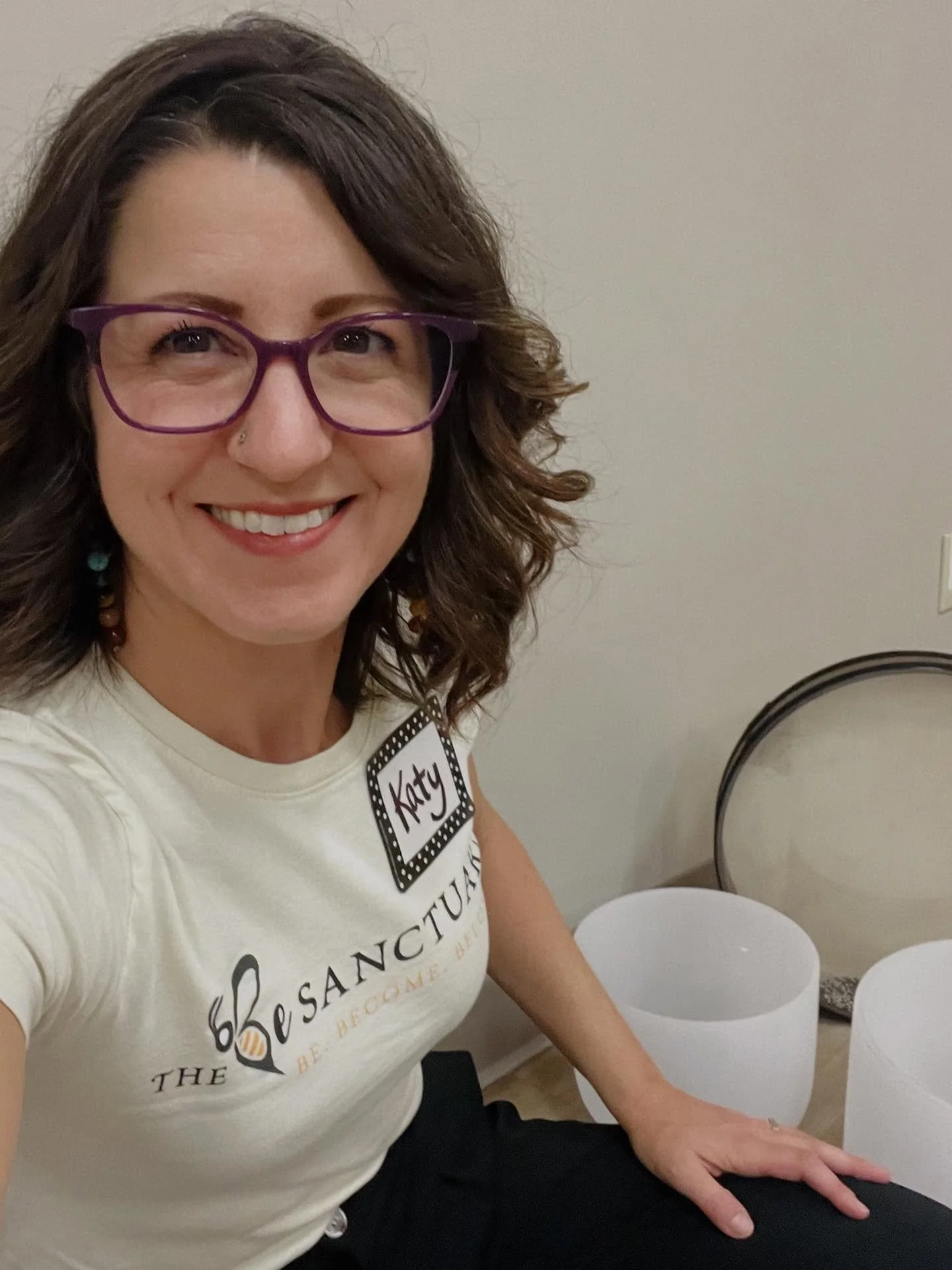 🏡🐝 Fun Fall Open House @thebesanctuary yesterday! As a new member of @tvillagechamber we even got to do a ribbon cutting ceremony!
During the afternoon, I: 
✂️🌈chatted with attendees about SoulCollage®,
🥣demonstrated a sound bath experienc