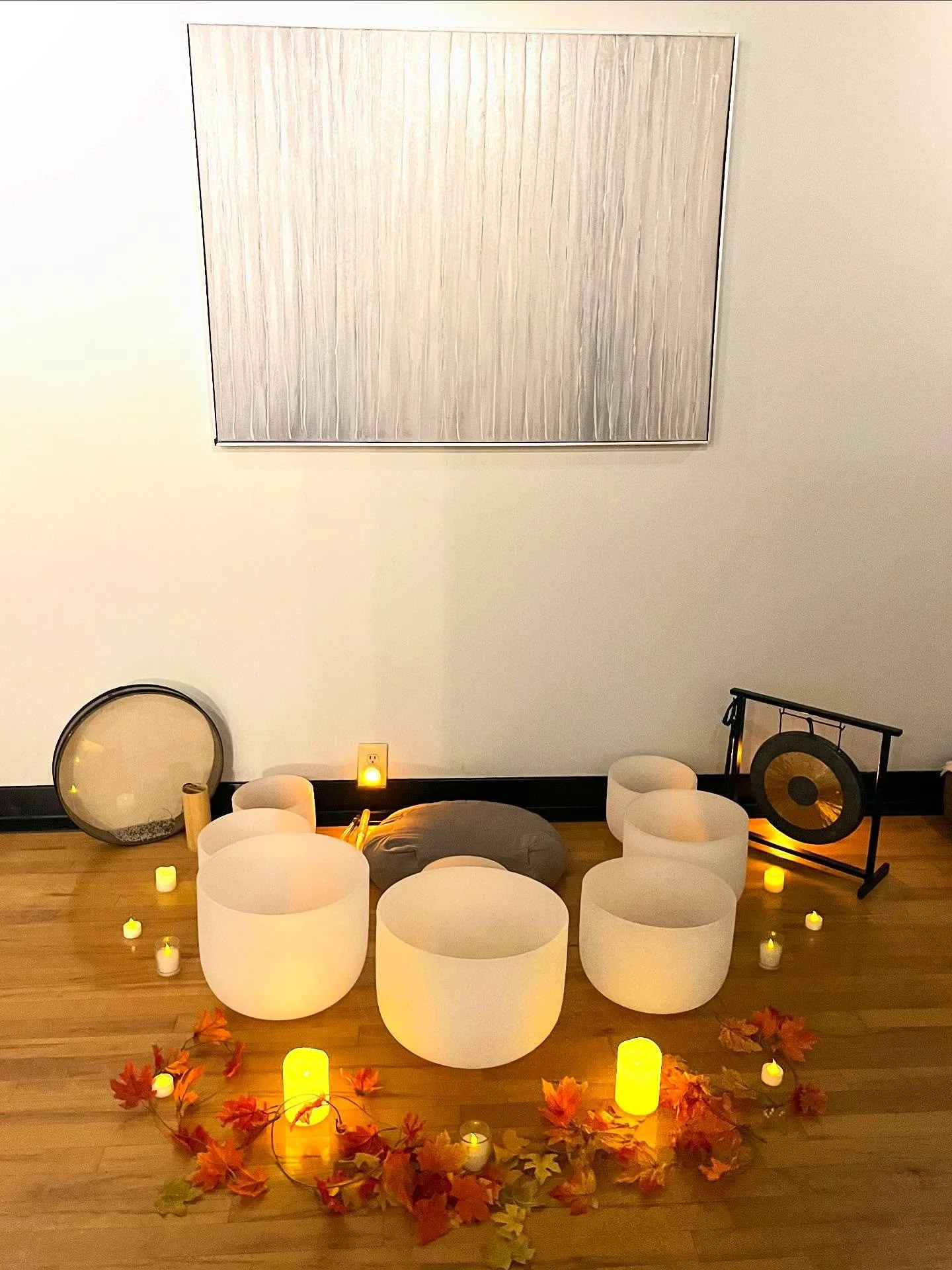✨A pic from my setup at Friday night&rsquo;s Sound Bath &amp; Restorative Yoga experience @goyogagrandview .

✨Abby @ab_newman guided a beautiful, easeful restorative practice, and by the time the bowls began, the room had settled into a quiet, stead