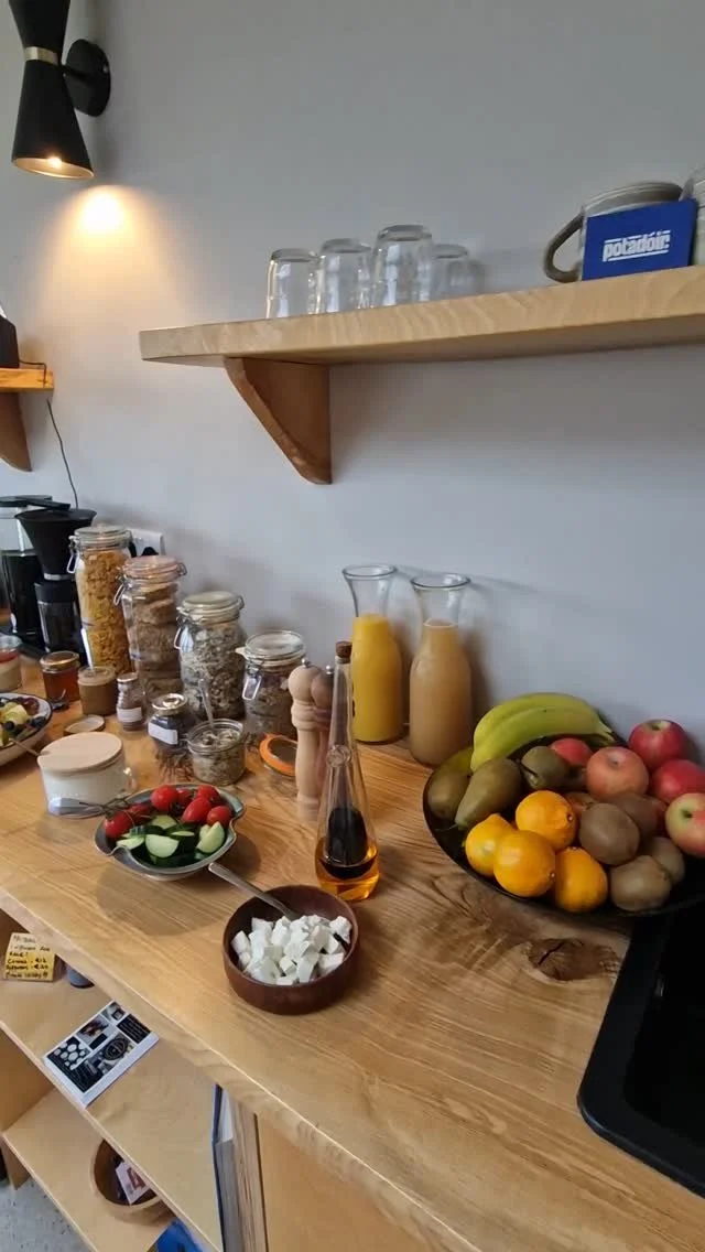 Easy mornings 🌄
Breakfast is a no fuss affair here at Aiteall B&B..
Overnight oats topped with our homegrown and homemade strawberry & rhubarb compote, homemade granola, fresh fruit salad, local cheeses and milk, freshly baked muffins, lo
