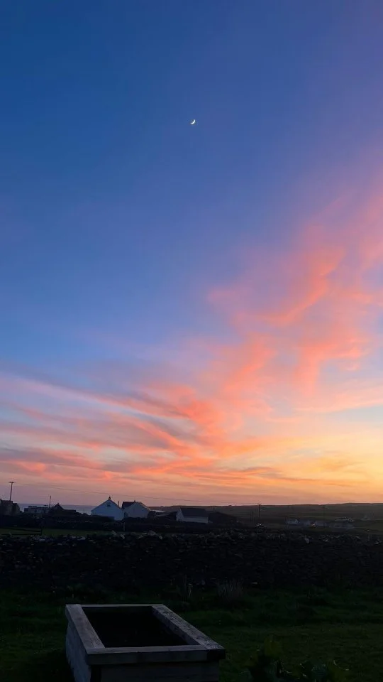 📍 County Clare
✨☀️ Summer 2025 has been magical…
and it’s not over yet!
From wild swims at Clahane shore to island escapes on Inis Oírr, hikes through the Burren National Park, festivals and music in Doolin and Miltown Malba