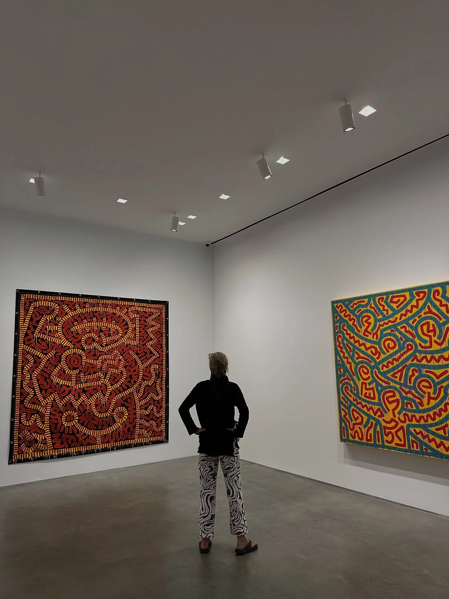 On the hop in Chelsea~one of my happy places.🧡 

#chelsea #chelseaart #nyartgallery #graffitiart #keithharingart