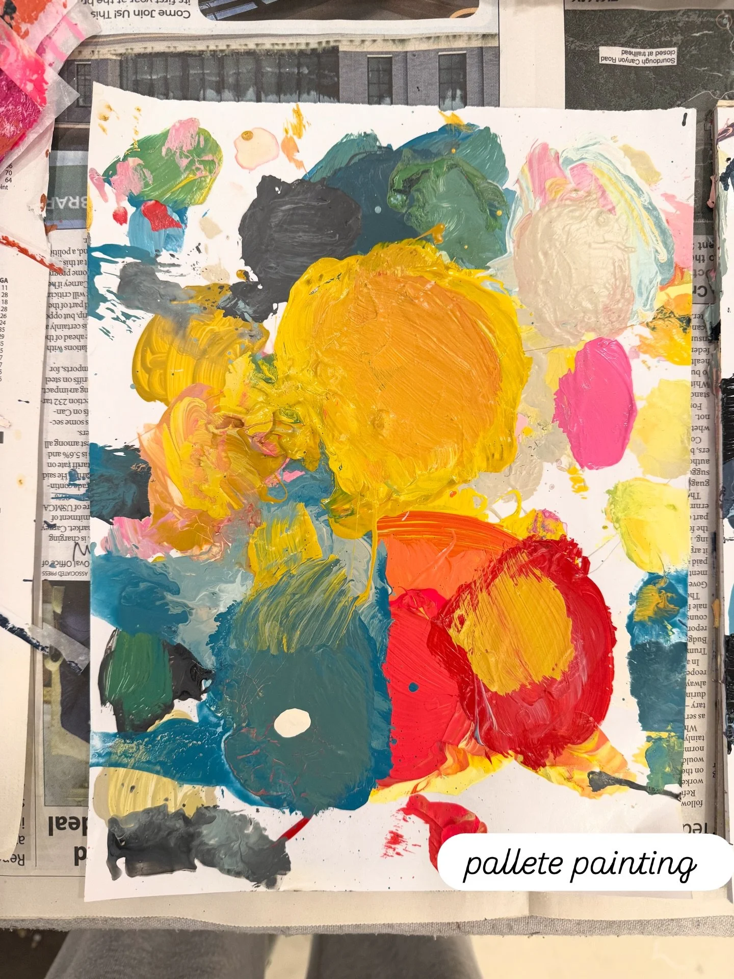 I am often inspired by the colors &amp; compositions that indeliberatetly appear on my pallet..🧡 
#happyaccidents #palletart #inspirational