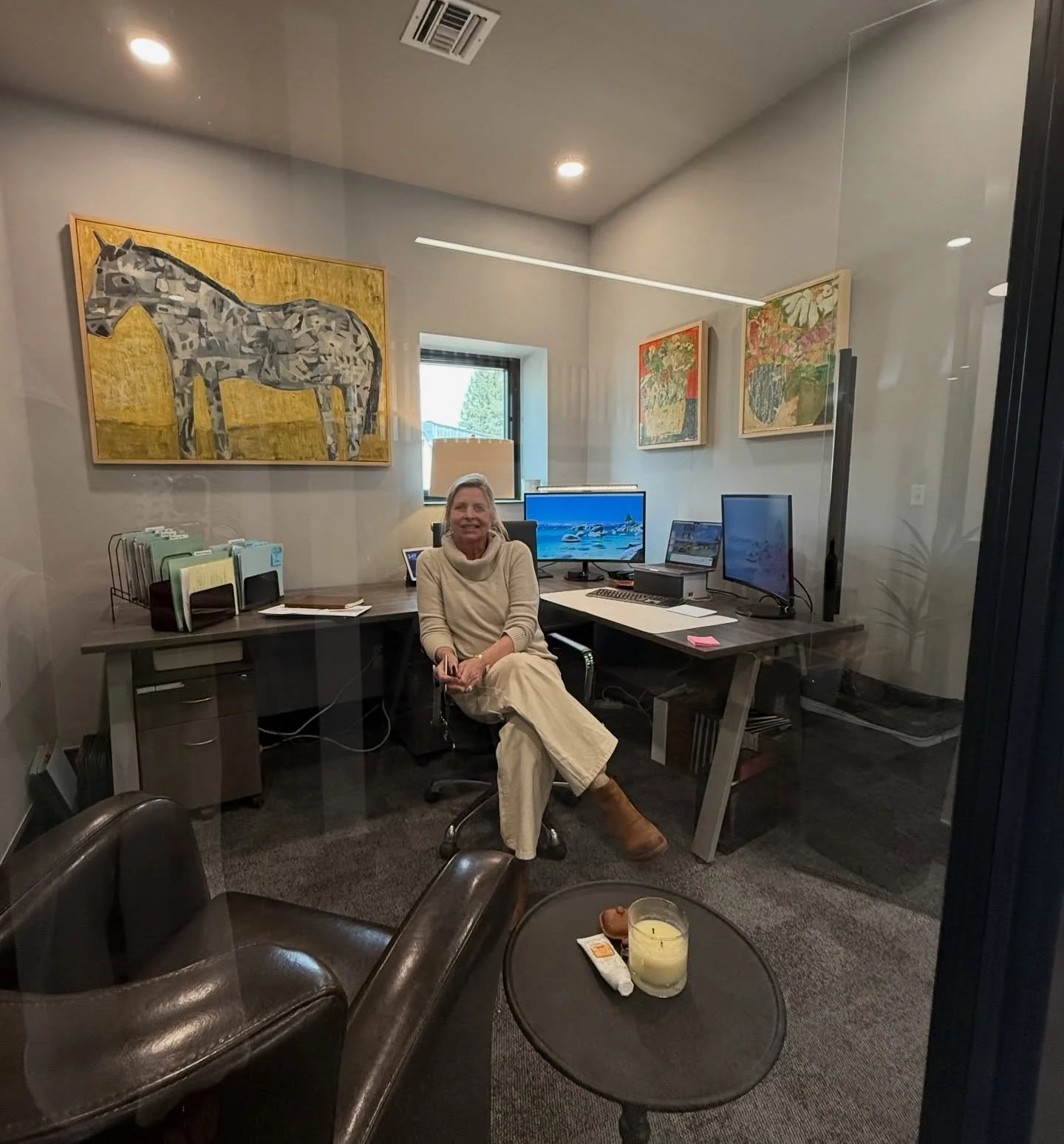 Got Art?
&lsquo;Shy Grey Horse&rsquo;  is keeping Birgit company on her office.🧡
#statementpiece 
#interiordesign 
#westernart 
#corporateart 
#officeart
