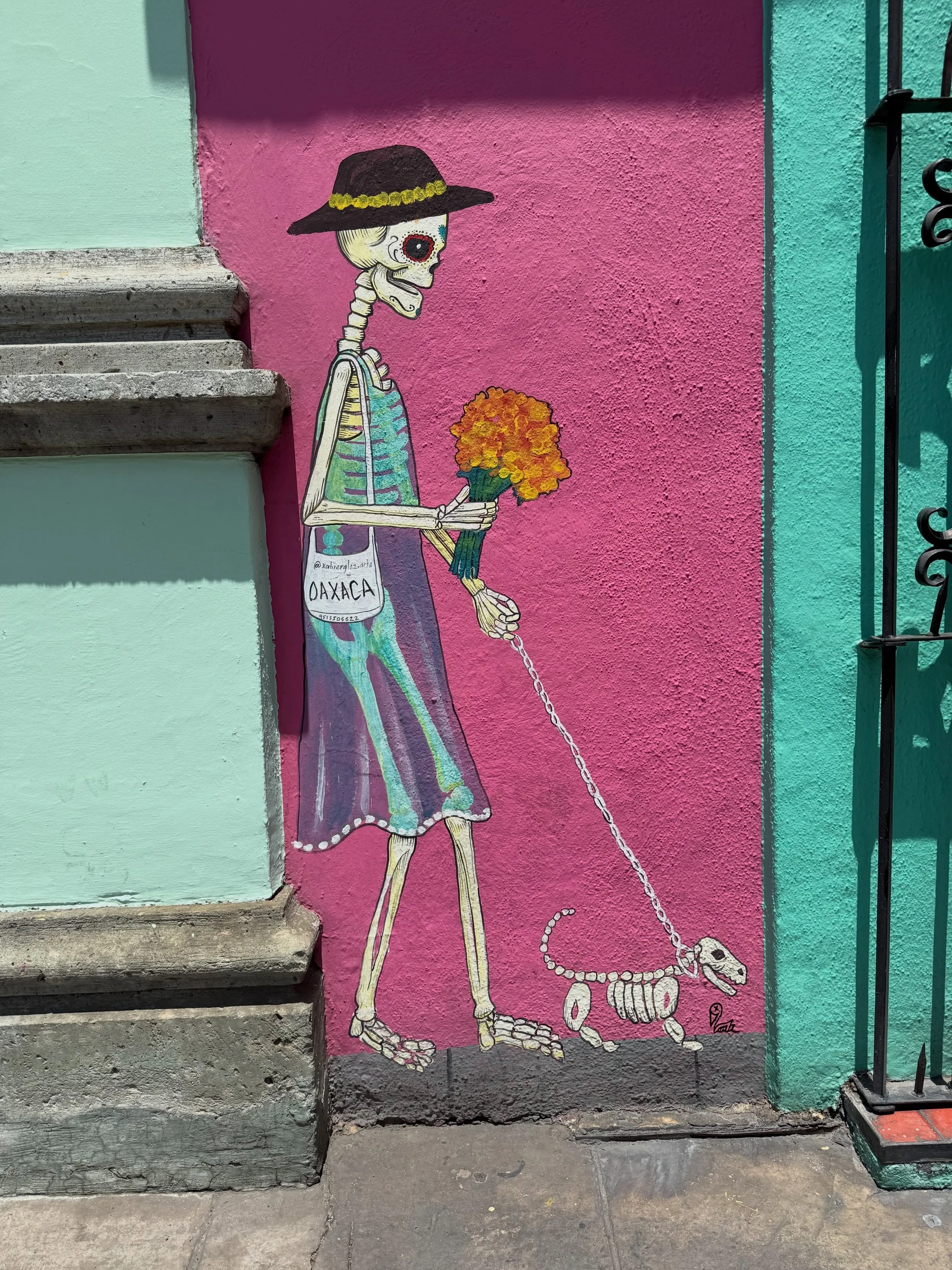 Oaxaca with the sisterhood!🧡
#streetart
#oaxaca 
#skeletonart 
#mexico 
#streetcolor