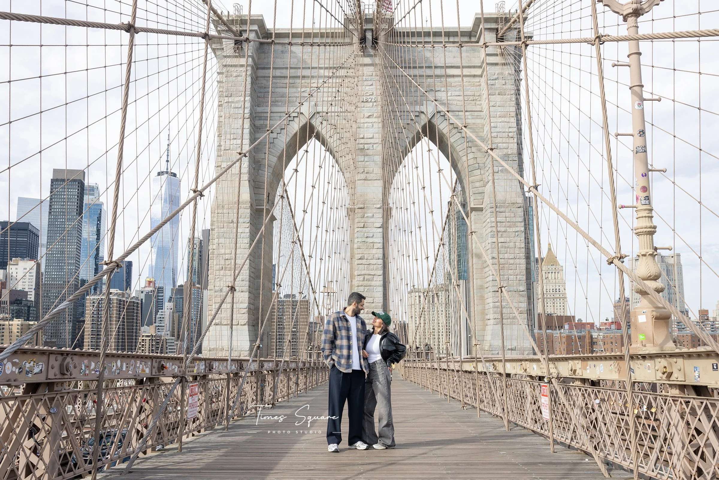 Brooklyn Bridge couple vacation photoshoot with Manhattan skyline in the background