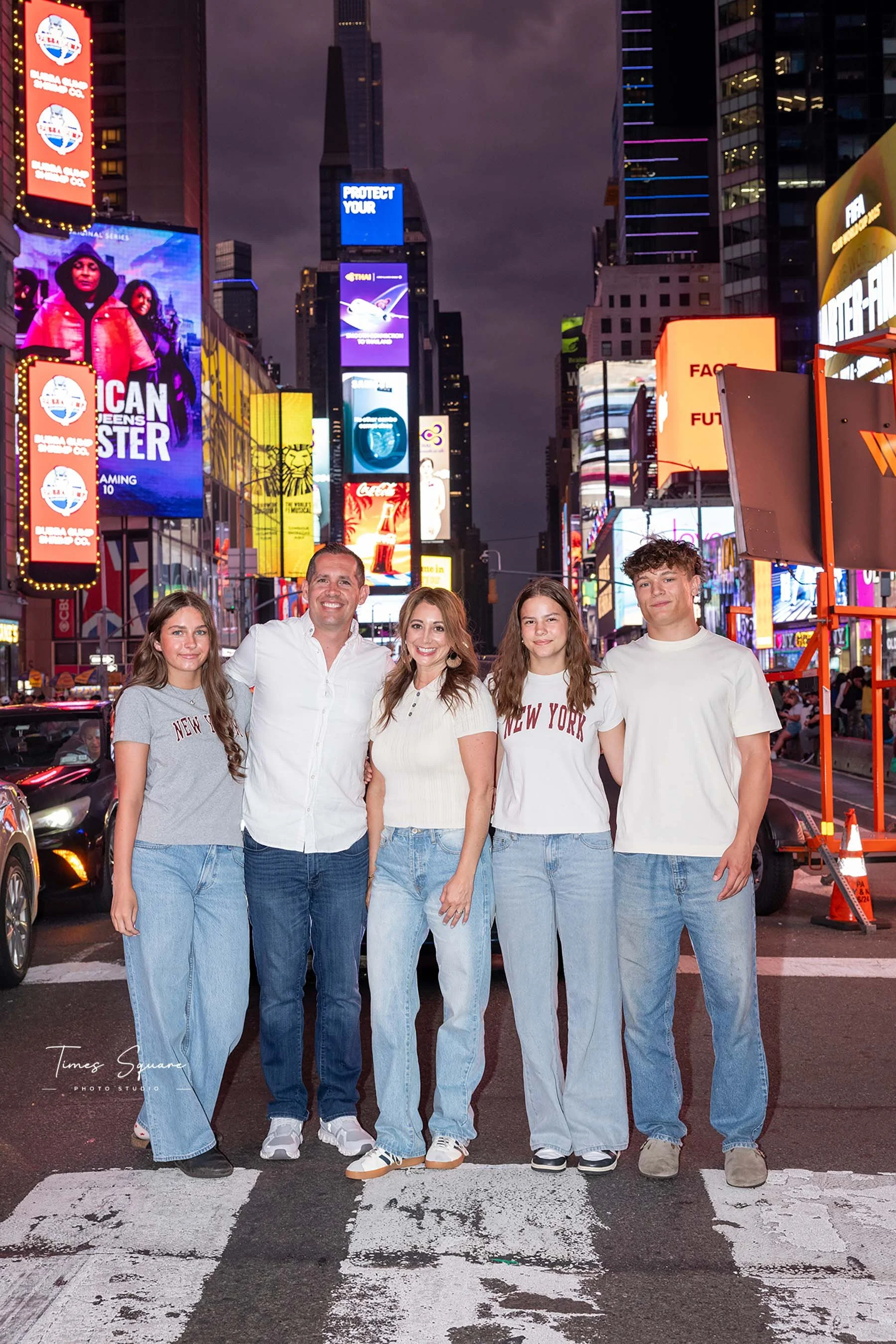 Family, lifestyle, and travel photoshoot in New York City’s Times Square at night – capturing vibrant lights, authentic moments, and unforgettable memories in the heart of Manhattan.