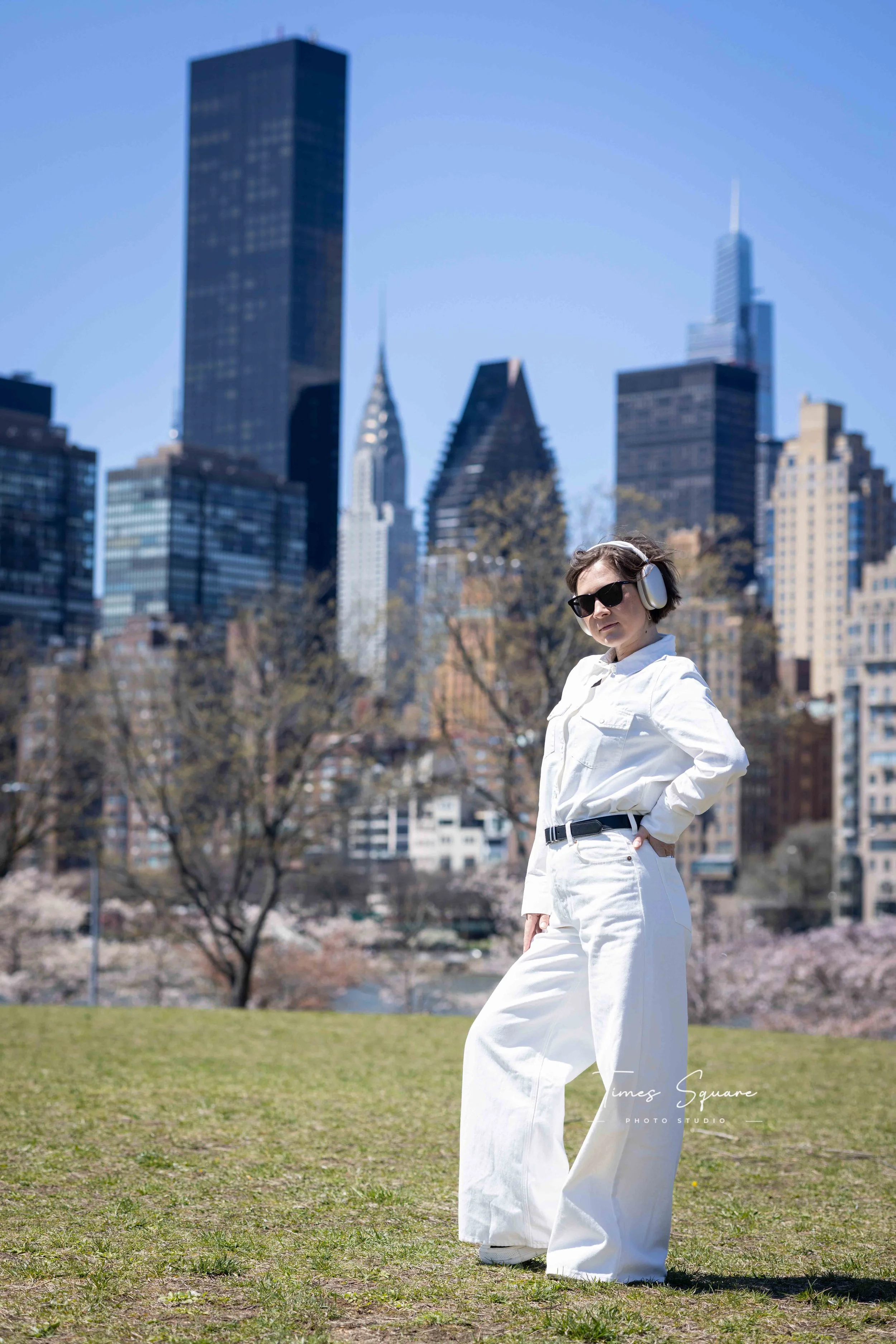 Spring portrait session with cherry blossoms and Manhattan skyline views on Roosevelt Island in New York City.