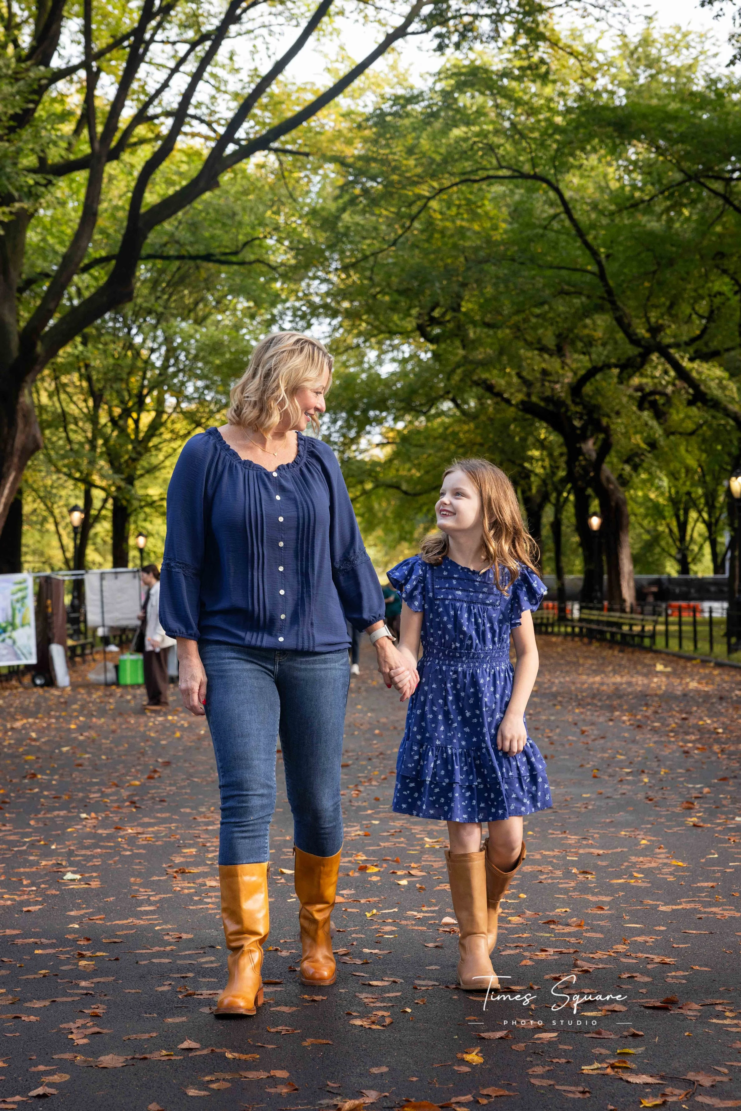 Times Square Photostudio Fall Central Park Photoshoot family-5.jpg