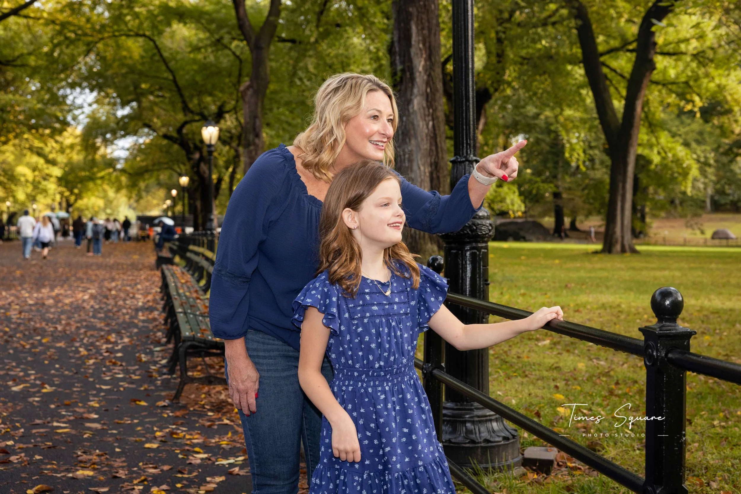 Times Square Photostudio Fall Central Park Photoshoot family-7.jpg