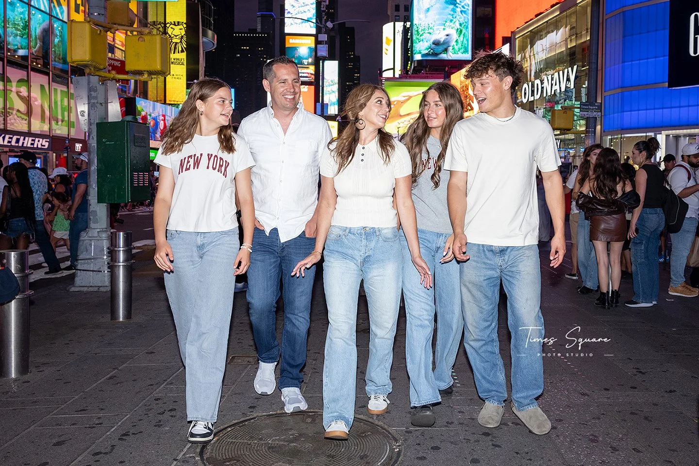 Family, lifestyle, and travel photoshoot in New York City’s Times Square at night – capturing vibrant lights, authentic moments, and unforgettable memories in the heart of Manhattan.