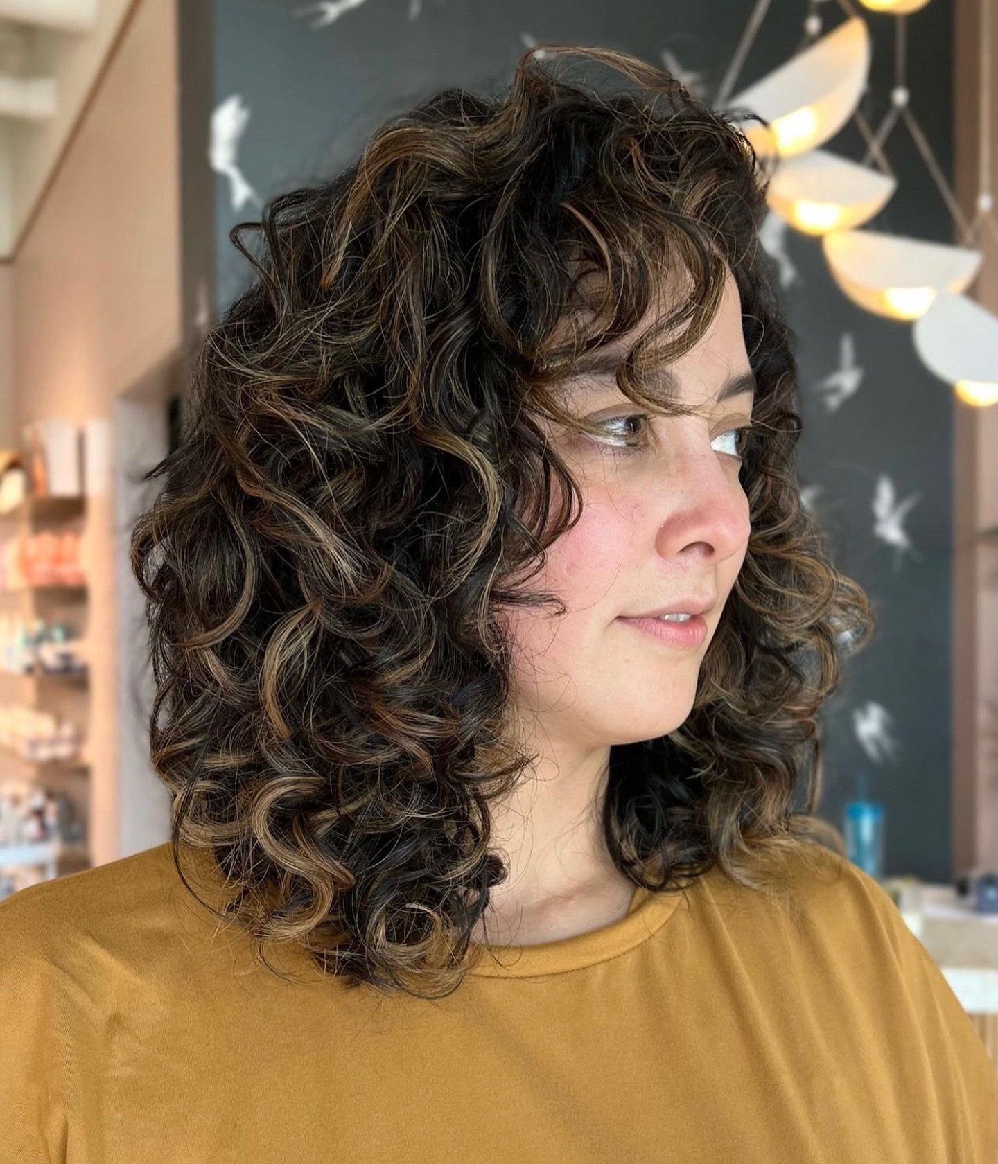 Espresso ☕️✨ Dark base with creamy brown ribbons 
(Also, can we talk about how gorg balayage looks on curly hair? 😍) 

👉🏽 Enhance your curls with Tvon, schedule at aviarybeauty.com 

#curlybalayage #atlcurls #curlspecialist #atlantasalon