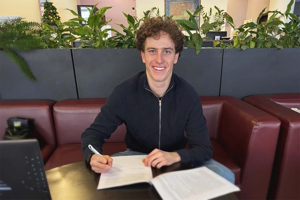 Kristers Penkevics paraksta ligumu ar Zlin