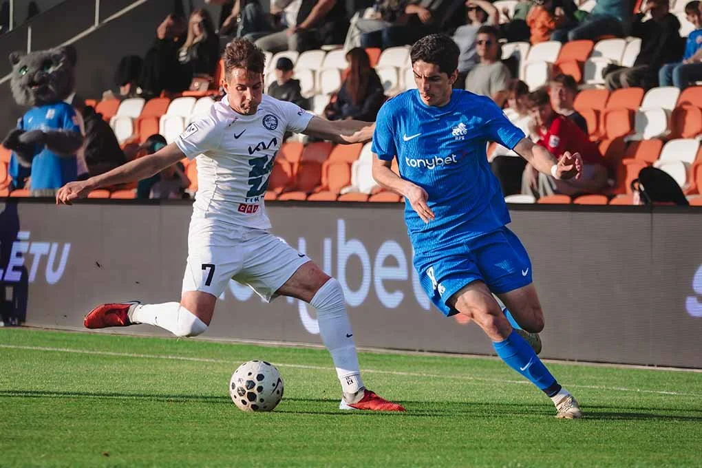 Artūrs Janovskis spēlē pret RFS futbolistu