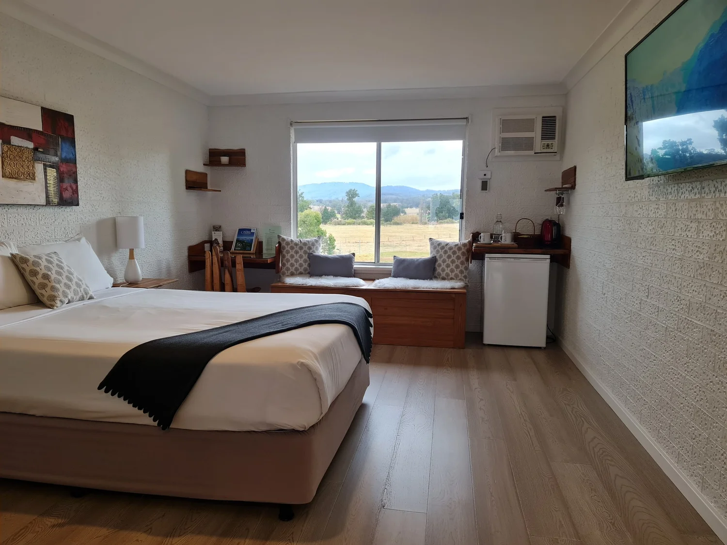 Queen Room at Vacy Village Lodge