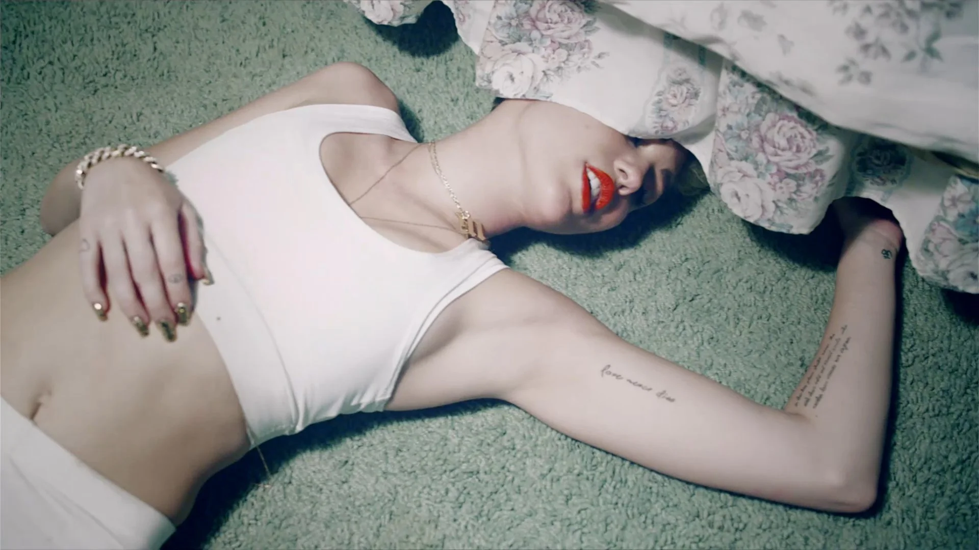 Miley_Cyrus_-_We_Cant_Stop_00404.jpg