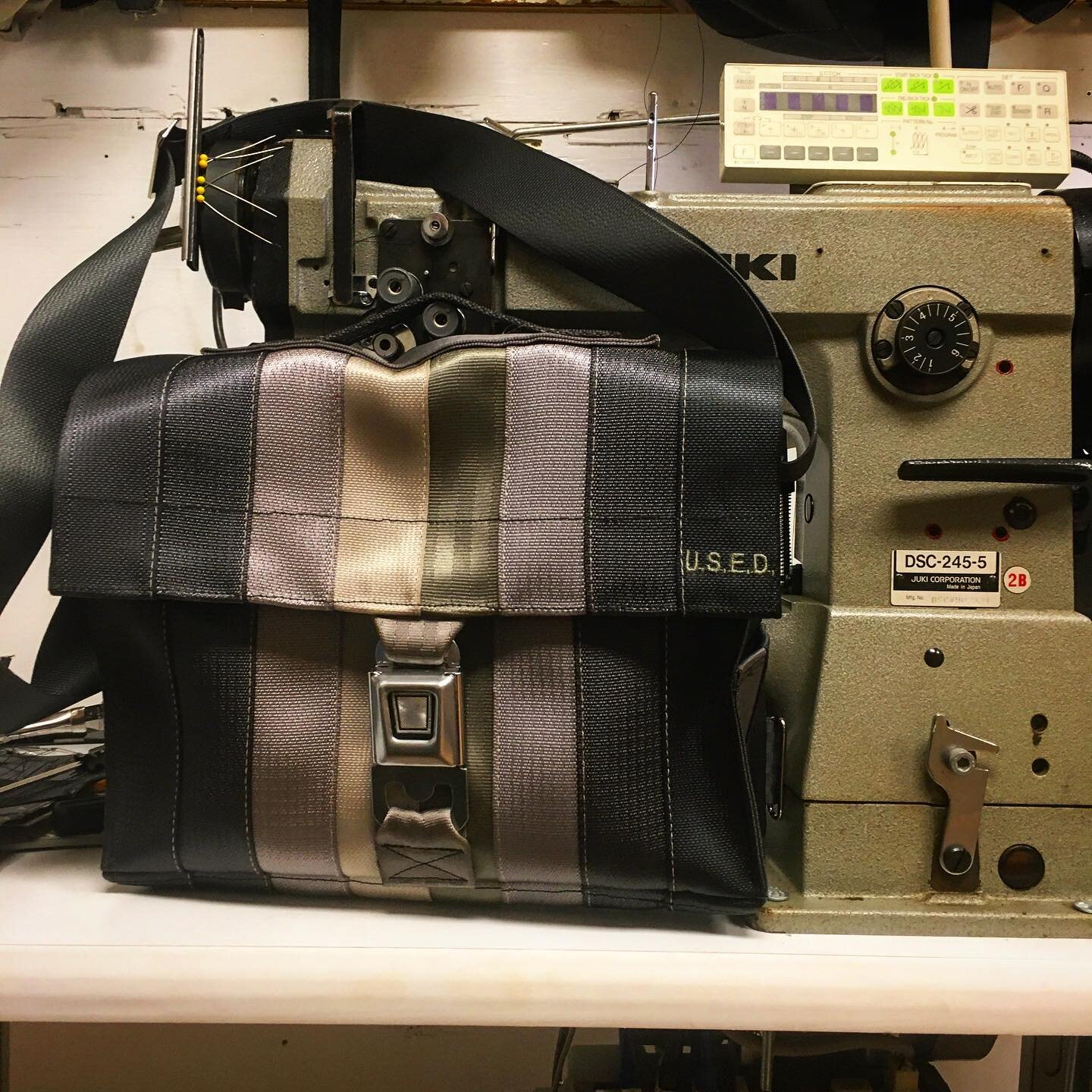 The Dennis !!
This laptop bag has removable waist straps to make it courier style for all of our bike commuters.

Send us a message if you&rsquo;d like to order this bag, or come and see us at the Farmers Market this season for the rest of our stock!