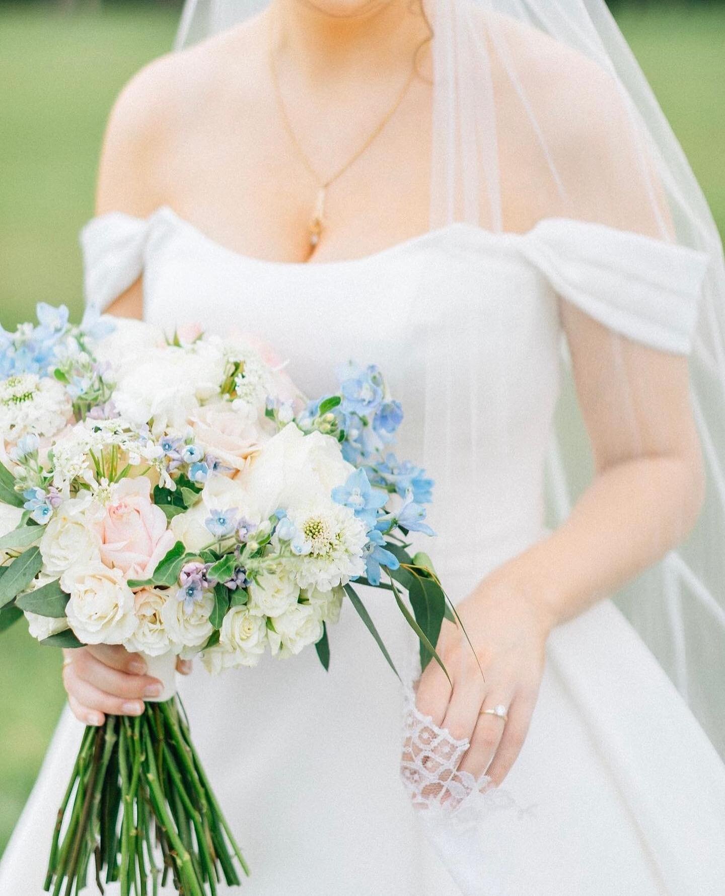 Stunning details of a Blue House Bride from @marshalynphotography 🩵