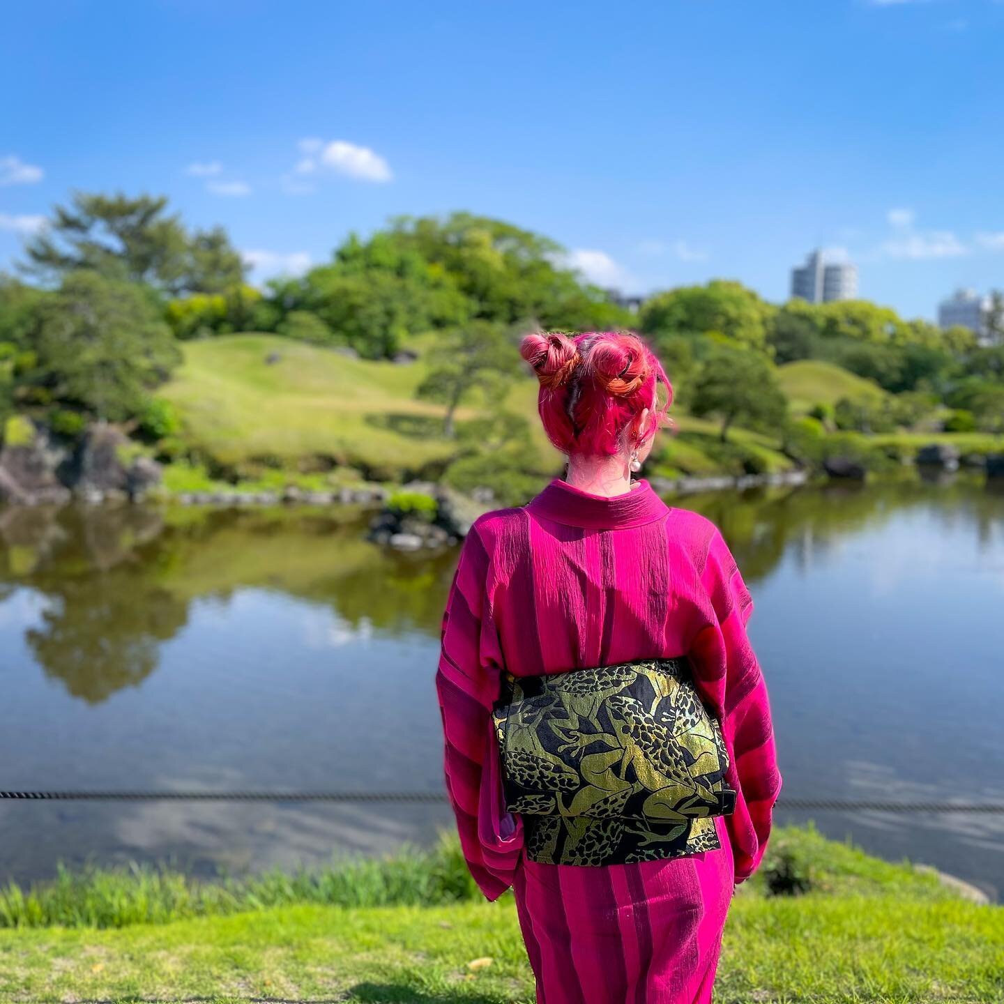 日本で一番好きな場所の一つは水前寺成趣園です。熊本市の真ん中にある豊かな緑と透明な水を楽しめる静かな日本庭園です。日本一の美しい庭園と言っても、大袈裟ではないと思います。私は庭やガーデニングが好きなので、色んな庭園を巡っていますけど、水前寺成趣園ほどに感動する庭園がなかなか見つからないです。だから、友達が遊びに来ると、必ず連れて来ます☺️
.
One of my favorite places in Japan: Suizenji Park! It is a beautiful green sp