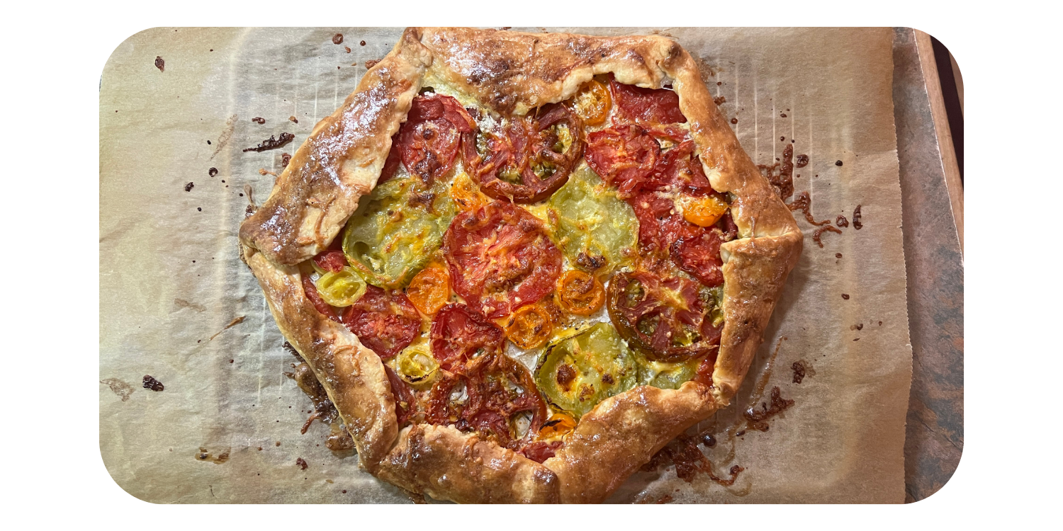 Knusprige Tomaten-Crostata mit Thymian auf Backpapier, frisch aus dem Ofen