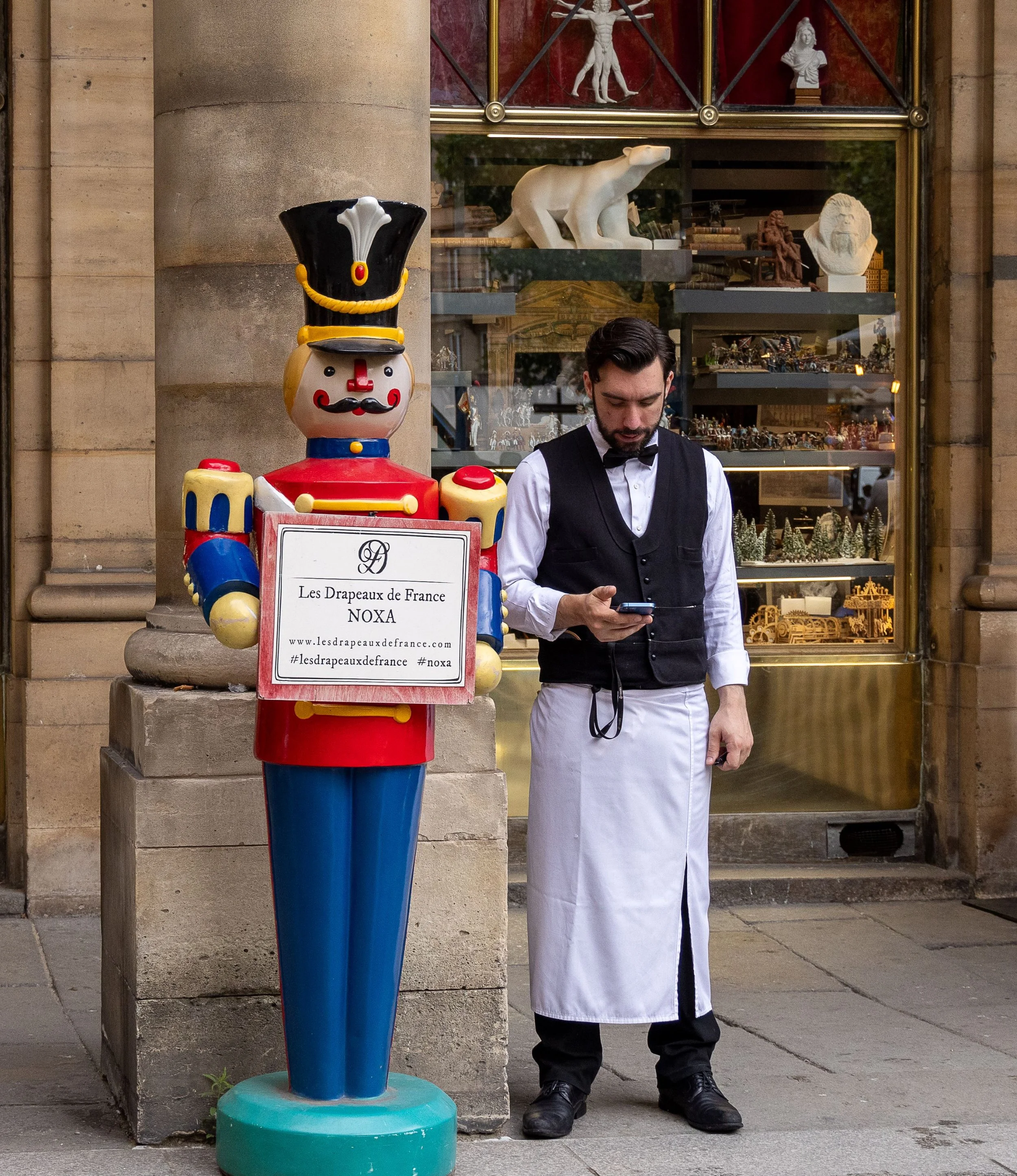 Waiter-4424.jpg