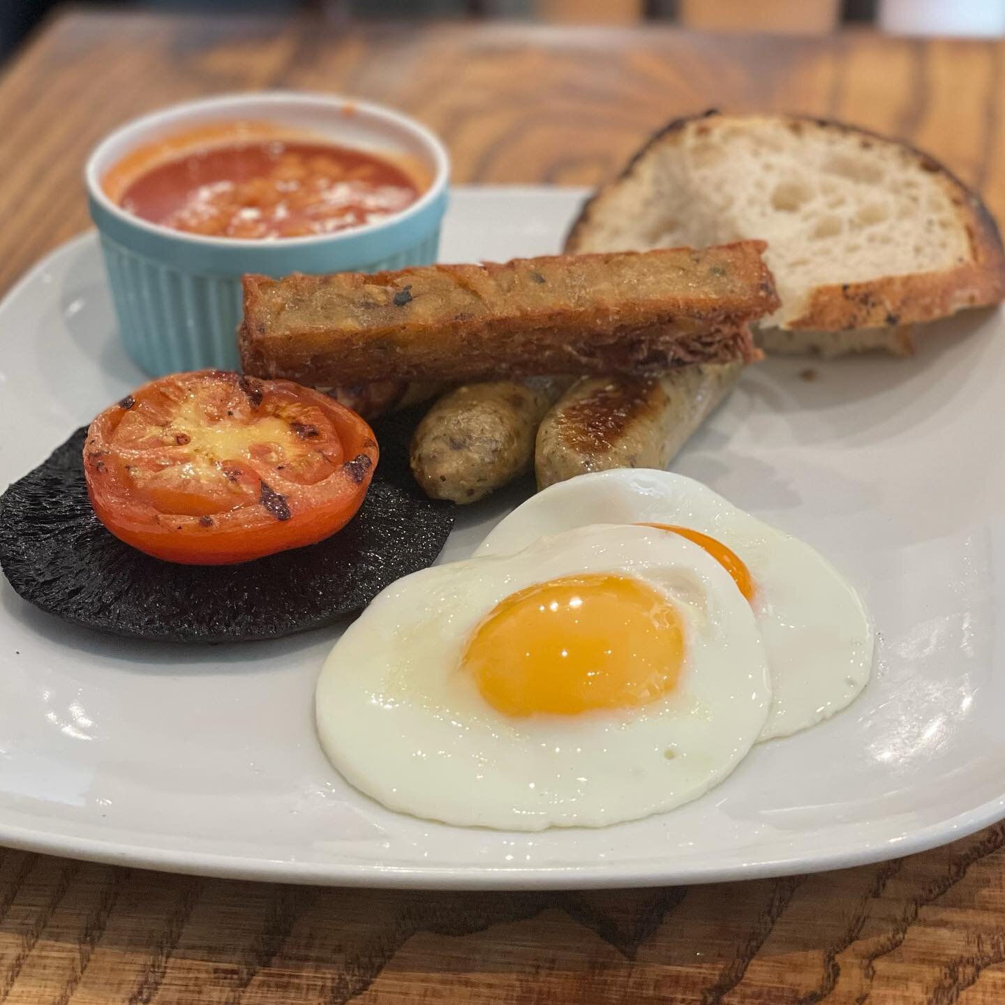 The veggie (upgraded) 🚀 

Just look at our new homemade hash browns and sourdough !

#acutabove #groundedbrothers #local #ethical #rustic #eggs #restaurant #foodie #awards #pending #goodafternoon