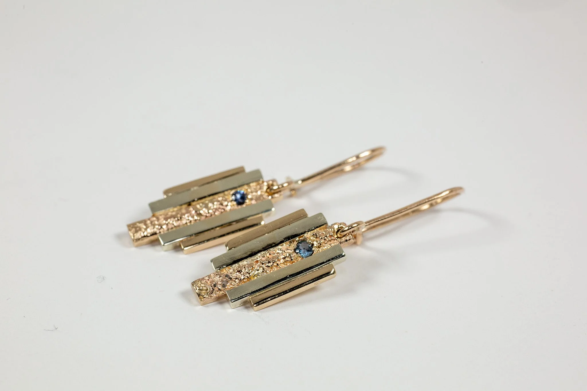 METROPOLIS EARRINGS 1 - Elegant, drop earrings in 9ct SMO gold