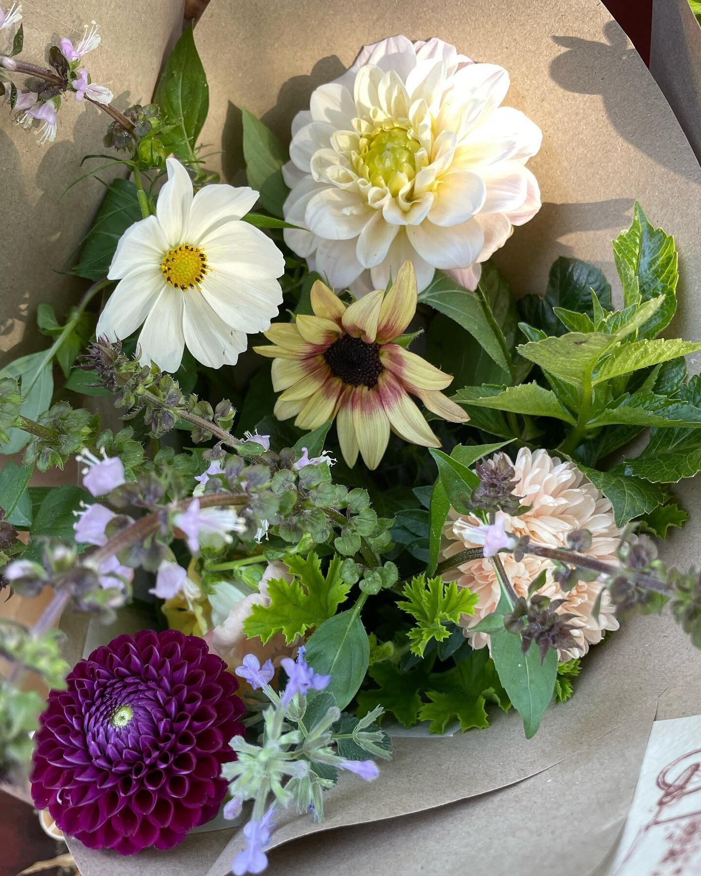Late Autumn Bouquets on sale @lizzysonthegreen or order a larger weekend bouquet (&pound;35 inc. free local delivery). Vicarage Flowers is based in Canonbury, close to Newington Green, Highbury, Mildmay &amp; Dalston.  #supportsmallbusiness #locallyg