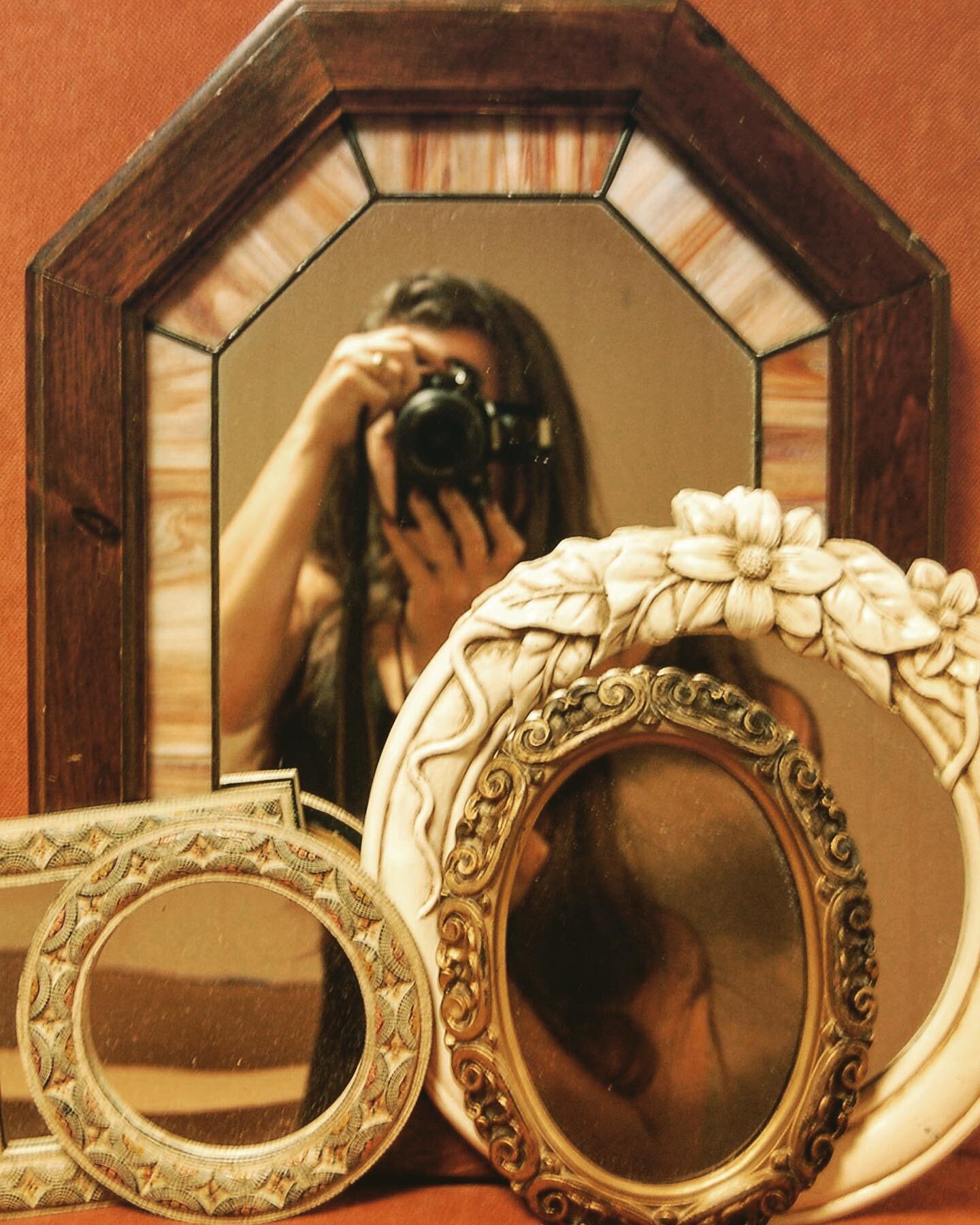 Taking photos of mirrors is hard, do yourself a favor and do a search on Craigslist for some good shots 😆