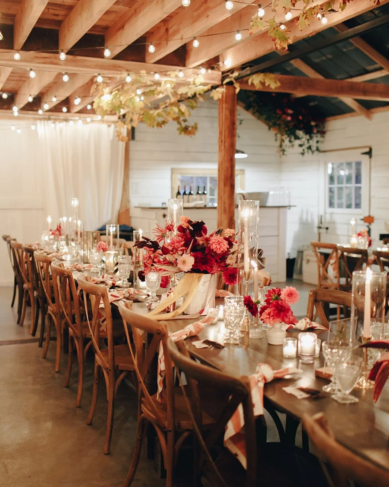 Smoky mountain vibes 🏔💨
. . . . . . . . . . . . . . . . . . . . . . . . .
🏡: @oakleaf_cottage 
🌺: @propagatestudiofloral 
📸: @ashley_posthuma