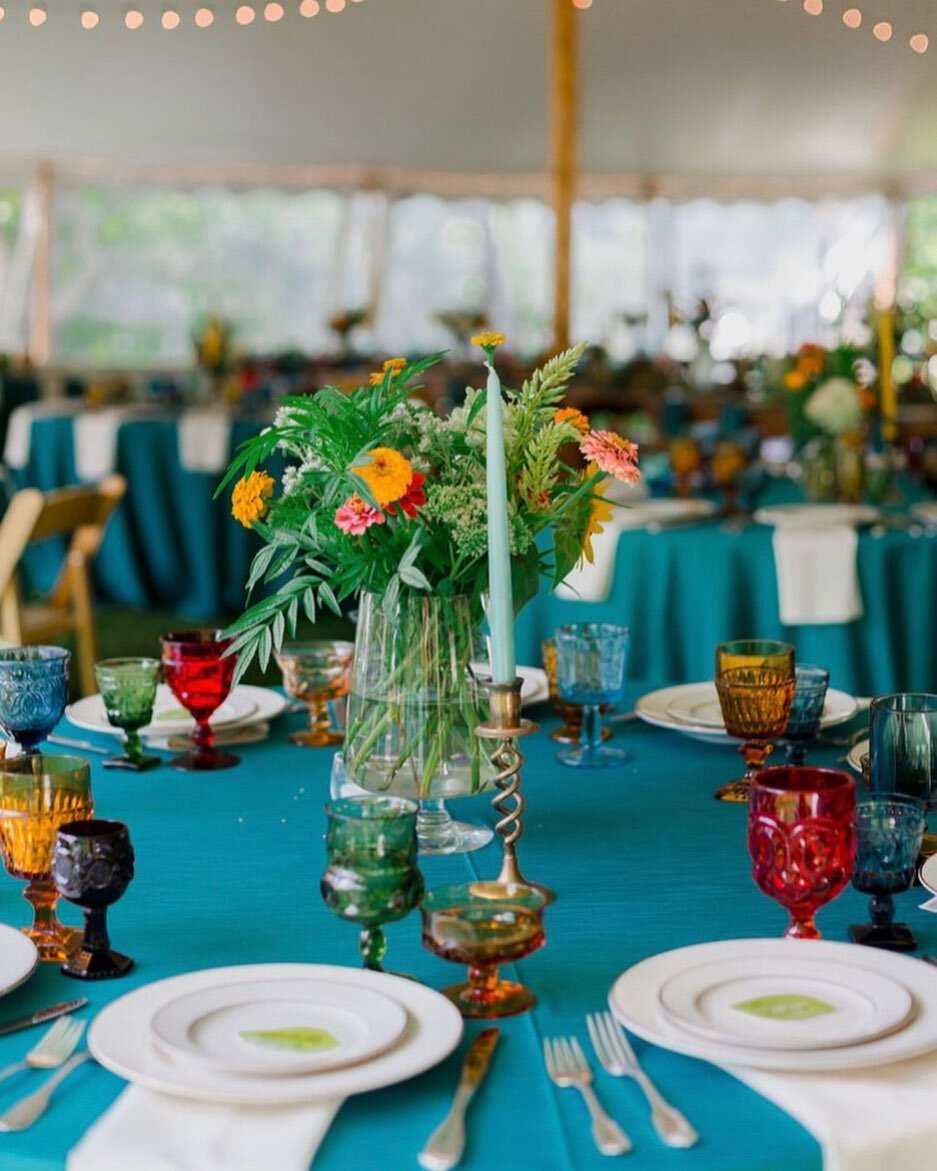 ❤️🧡💛💚💙💜
. . . . . . . . . . . . . . . .
👰: @overseasoned_amy
🌺: @littlestateflowerco 
🔷: @xothegirls 
📸: @samantharubyphoto