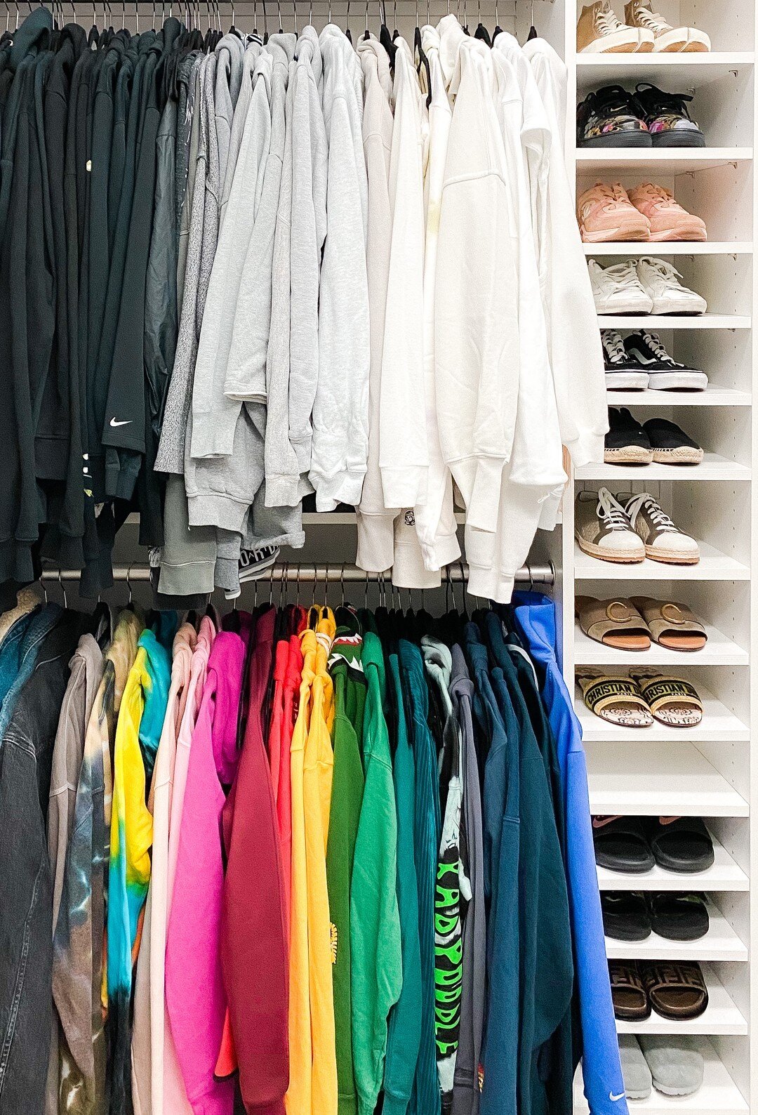 Here&rsquo;s the simplest way to organize your closet... 🌈 by color! We love separating items within a category, such as tops, into color coordinated sections. This makes it easy to plan your outfits and keep your closet clean and organized. ⁣
Will 