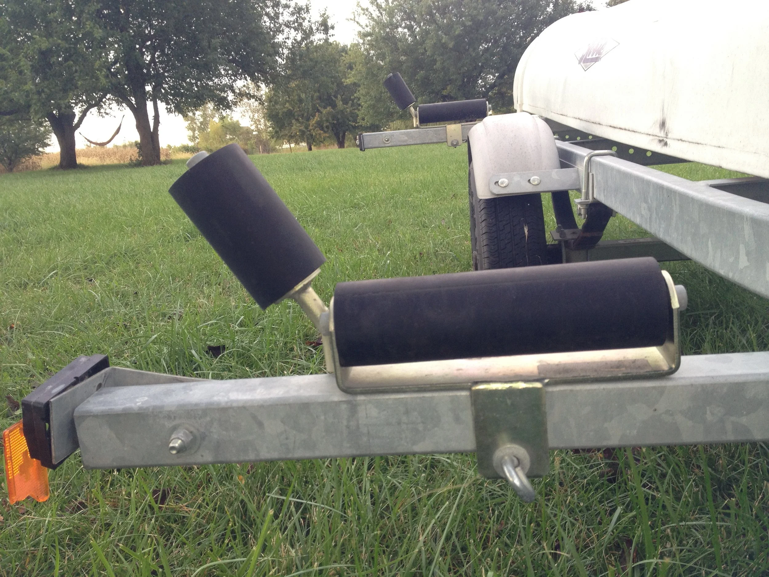 trailer roller front.JPG