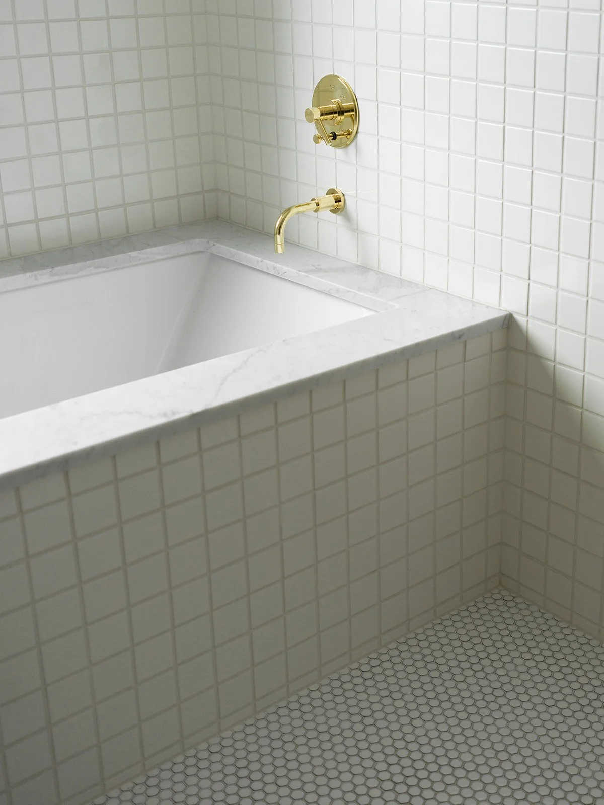 HalaxInteriors_HiRes_MAIN LEVEL WHITE BATH.jpg