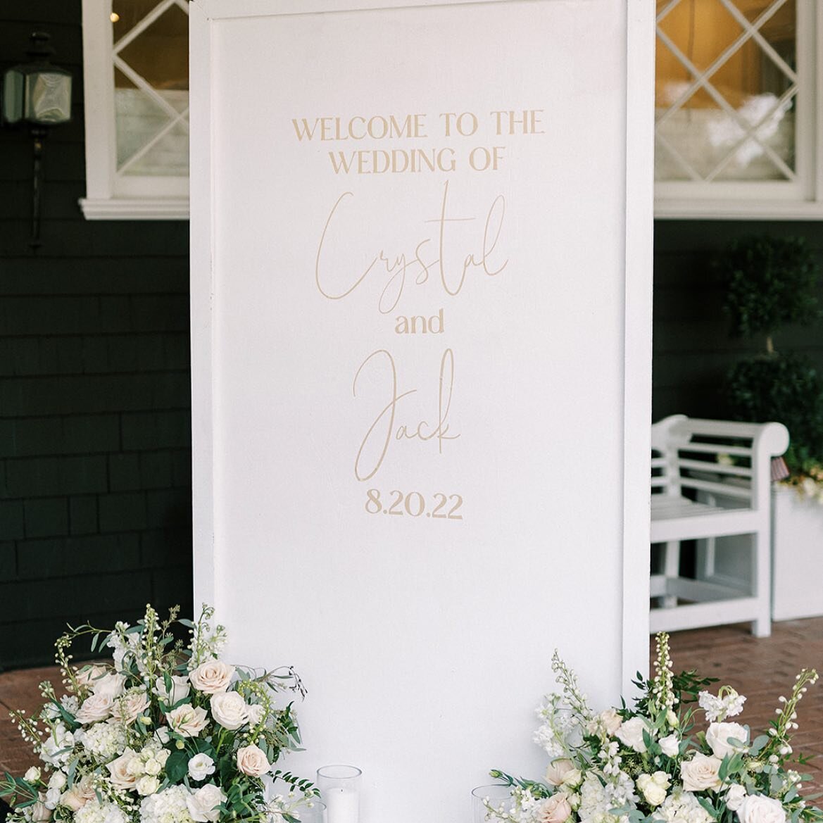 Happy Labor Day 🥂 Pictured here - one of our oversized welcome signs styled with florals from @bartzviviano